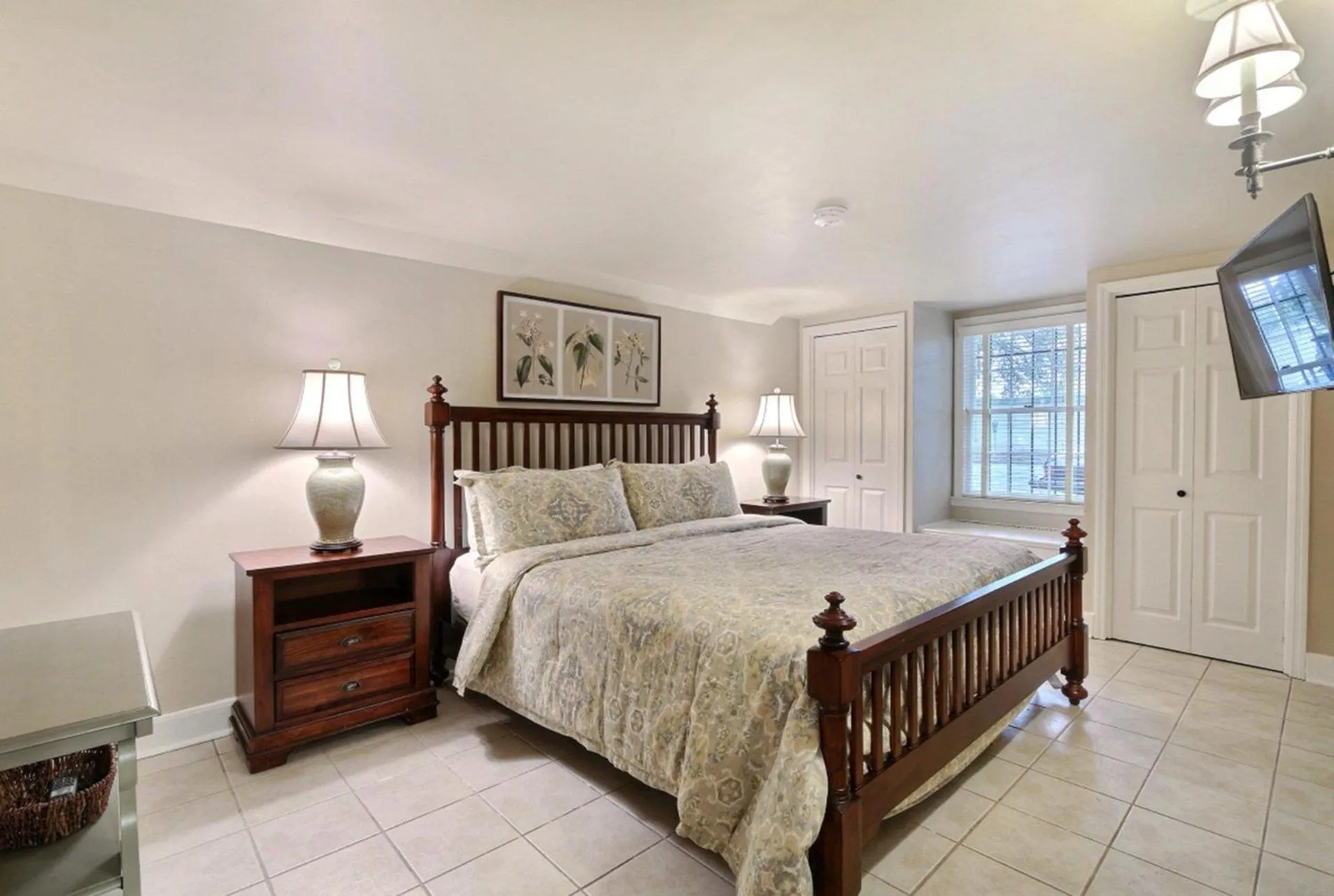 Bed in Orleans Square