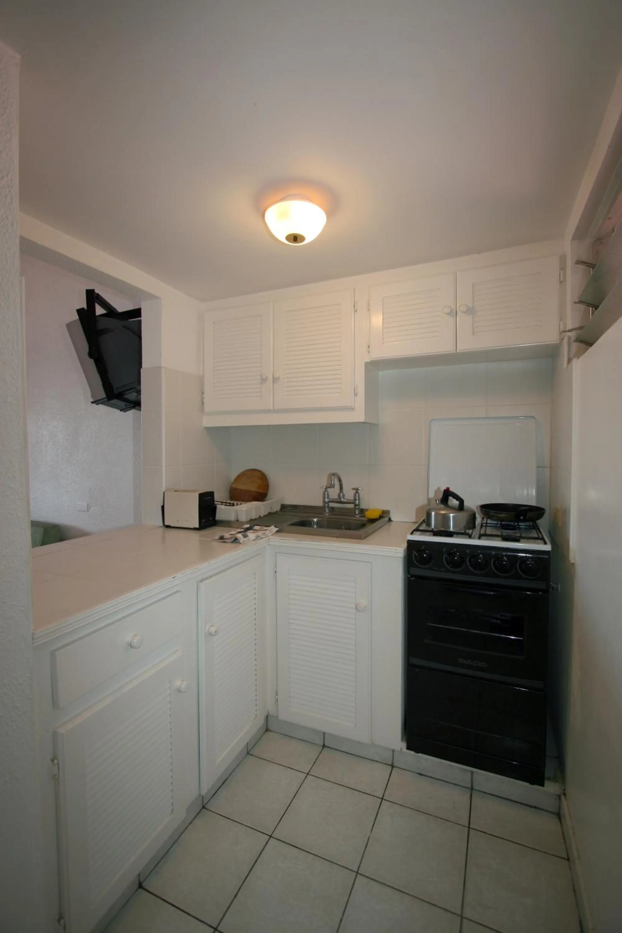 Kitchen or kitchenette in Crown Point Beach Hotel