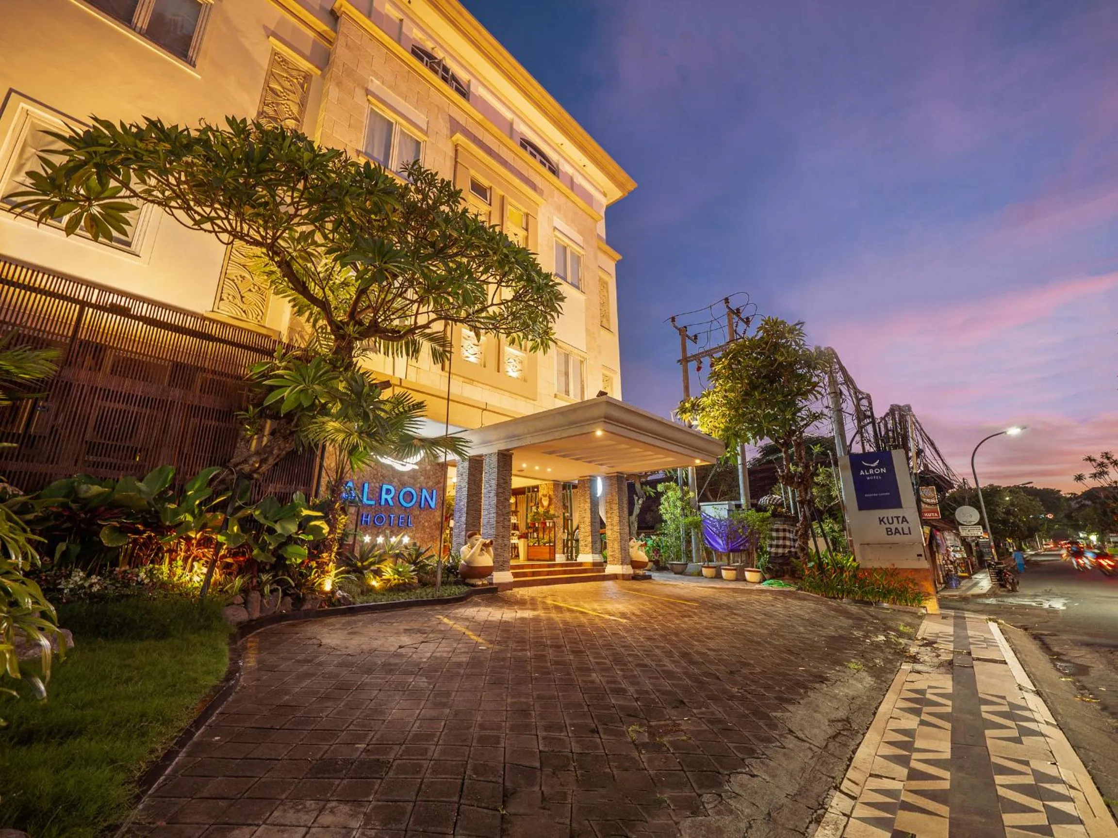 Property building in Alron Hotel Kuta Powered by Archipelago