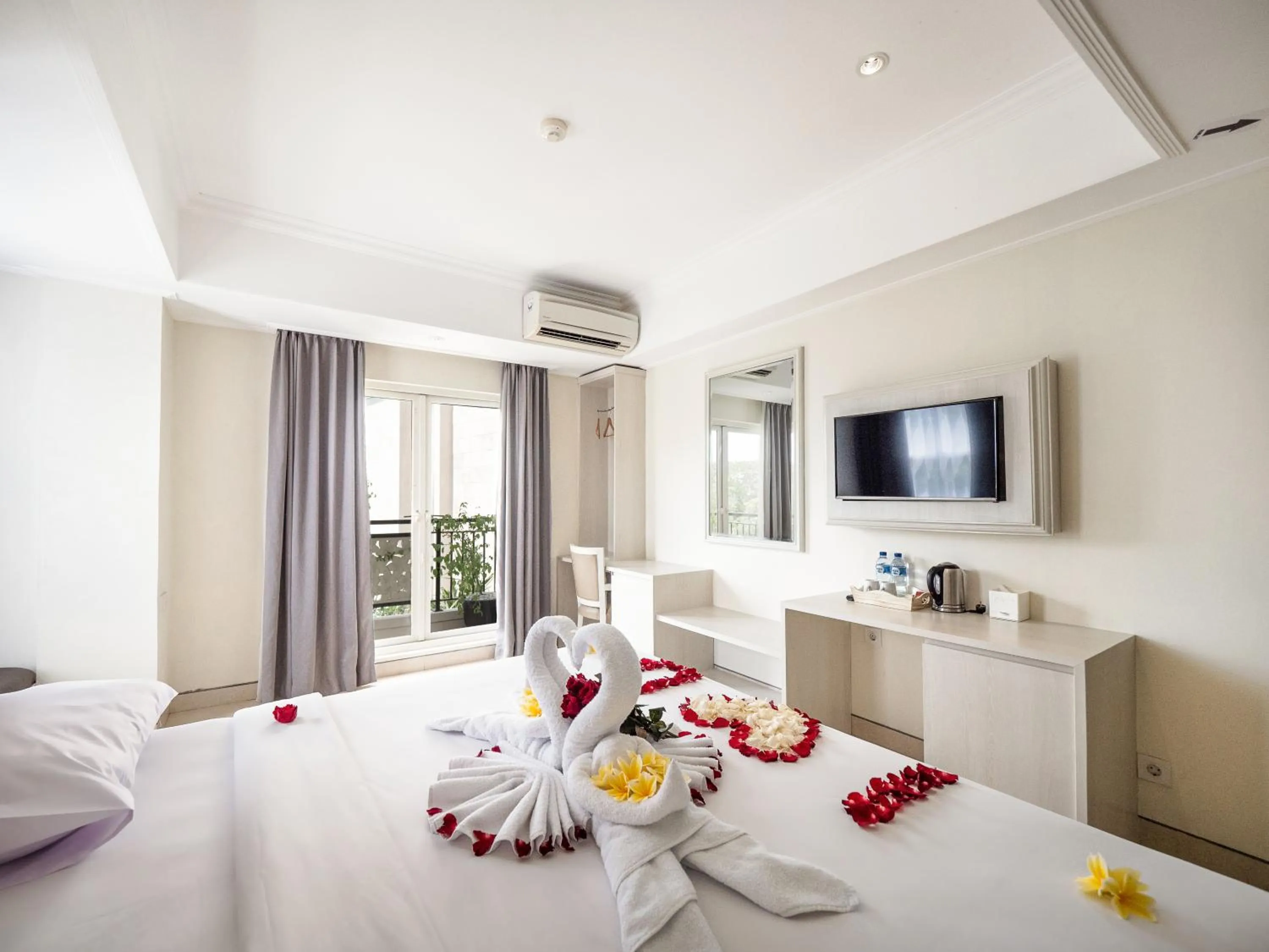 Bed in Alron Hotel Kuta Powered by Archipelago