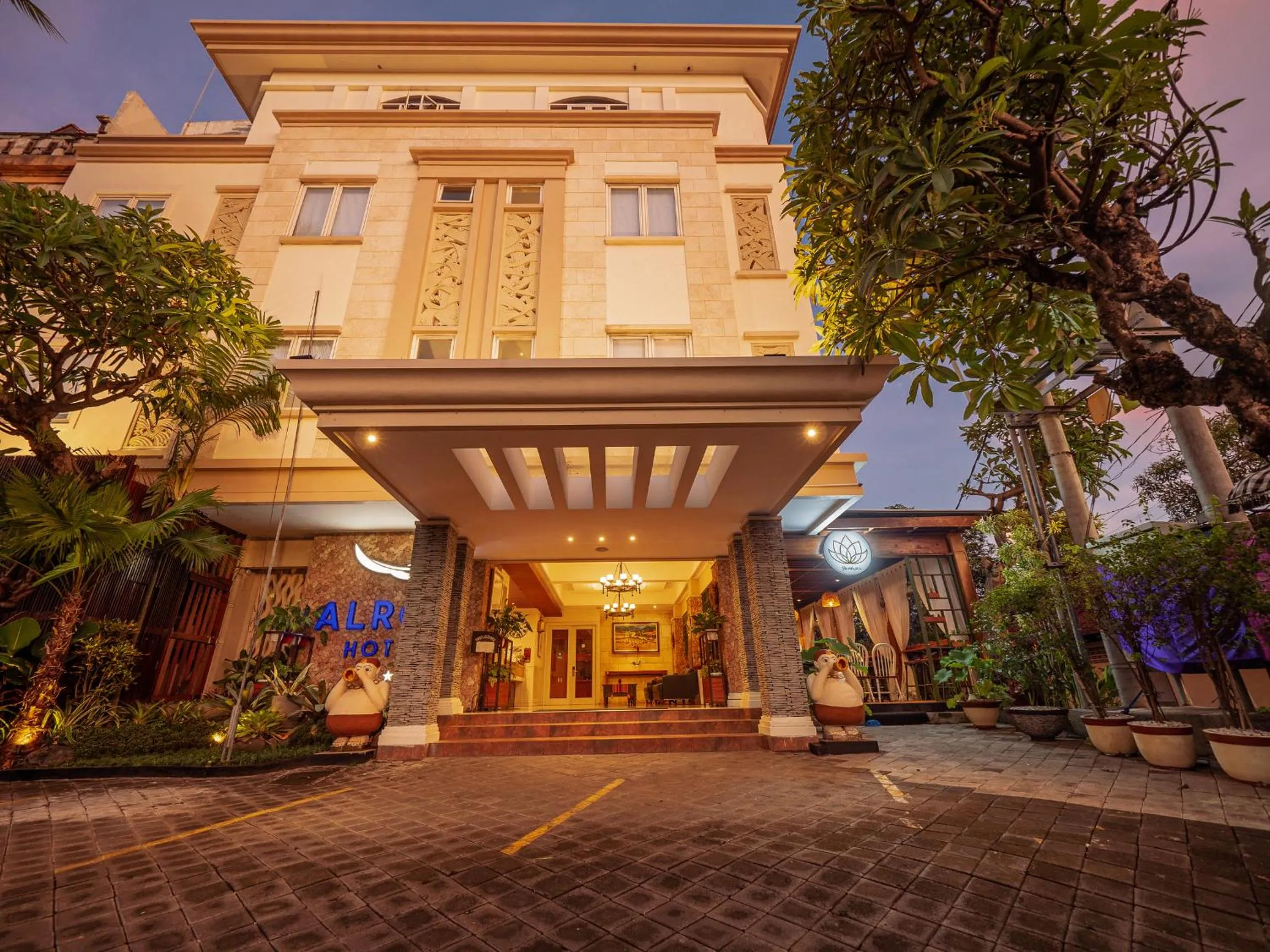 Property building in Alron Hotel Kuta Powered by Archipelago