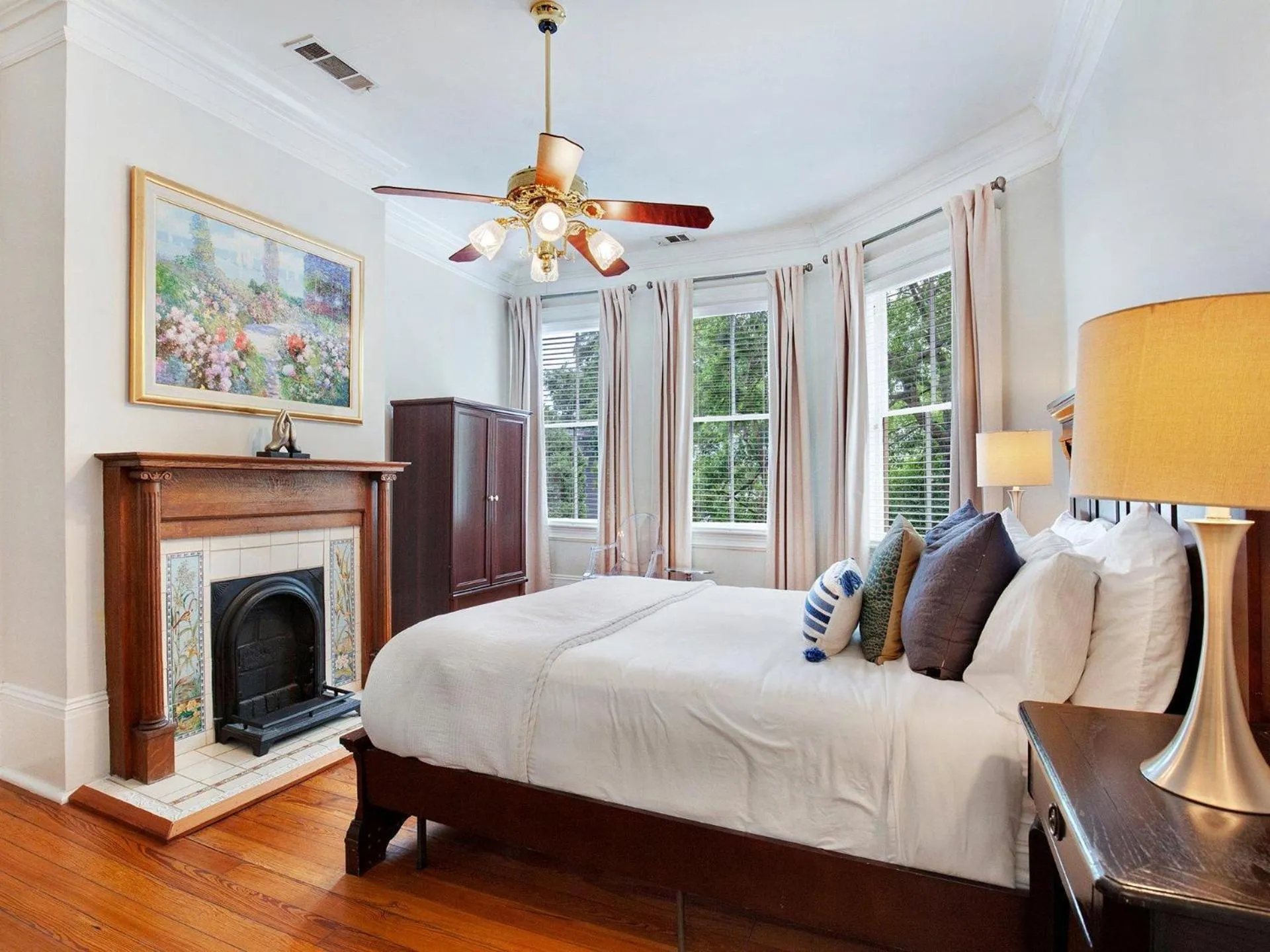 Bed in Whitfield Square