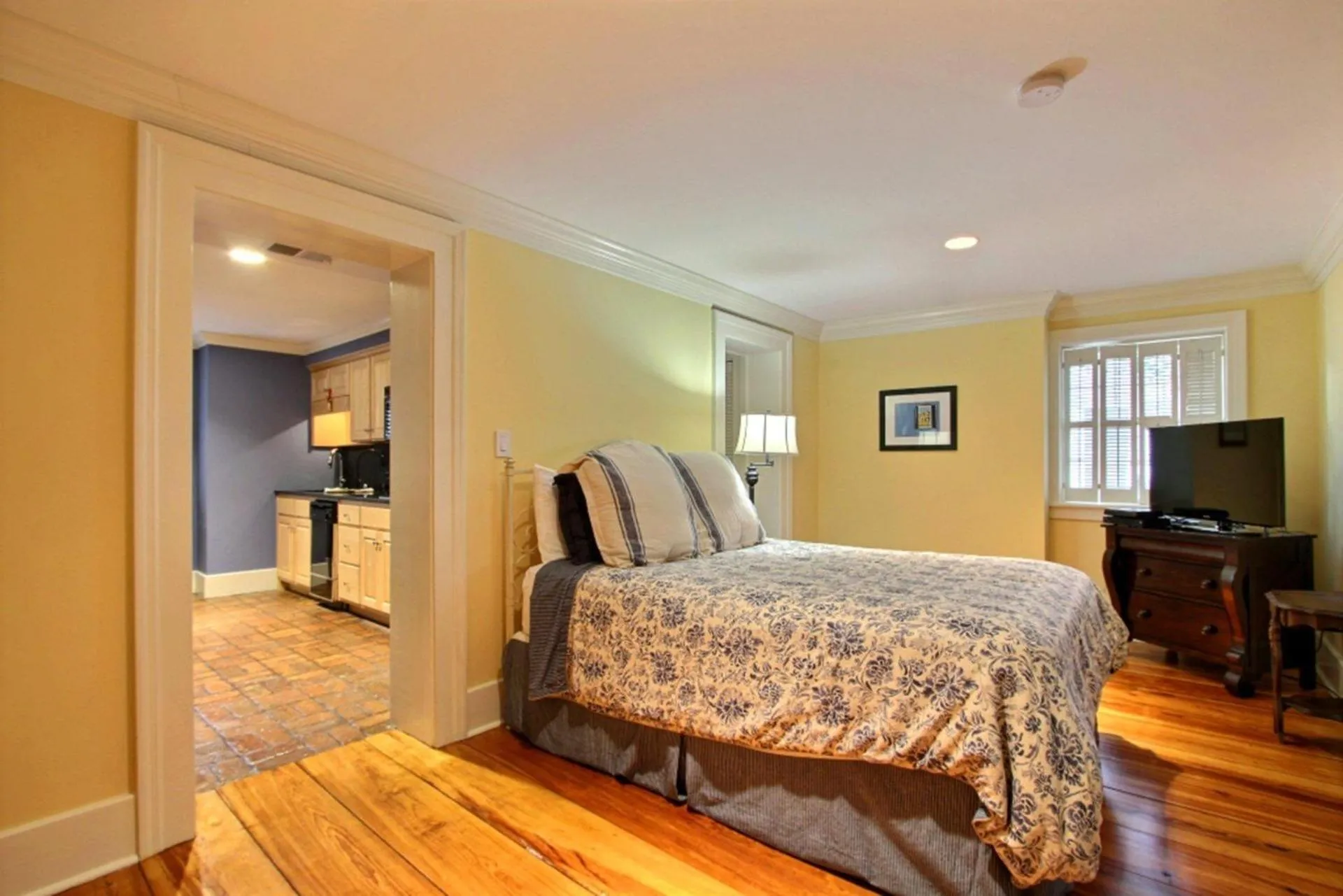 Bed in Bird Baldwin Magnolia Suite