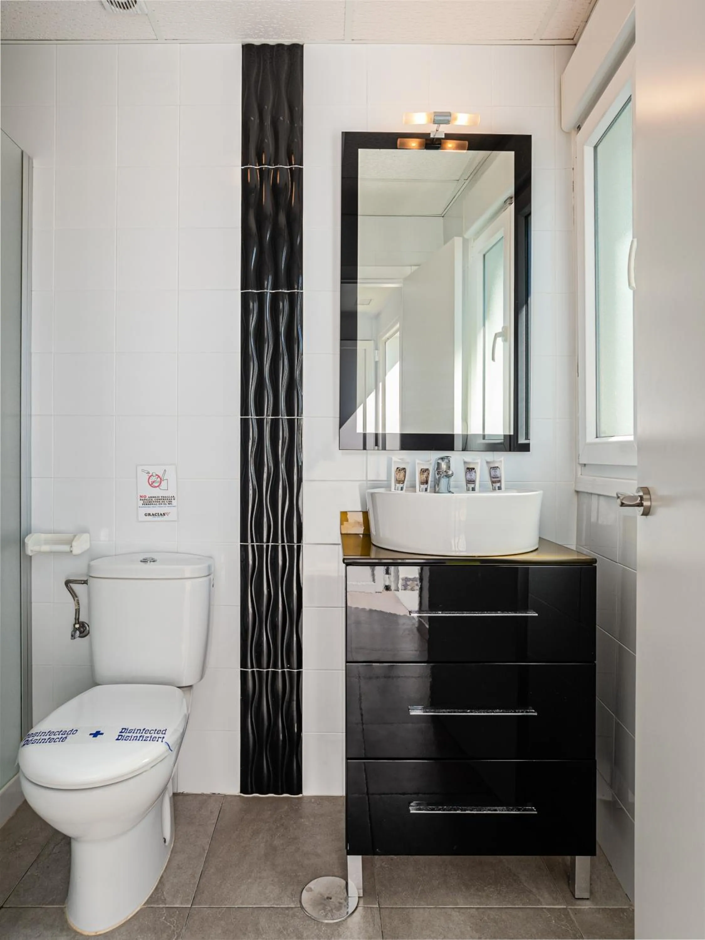 Bathroom in Apartamentos Turísticos La Boutique del Mar