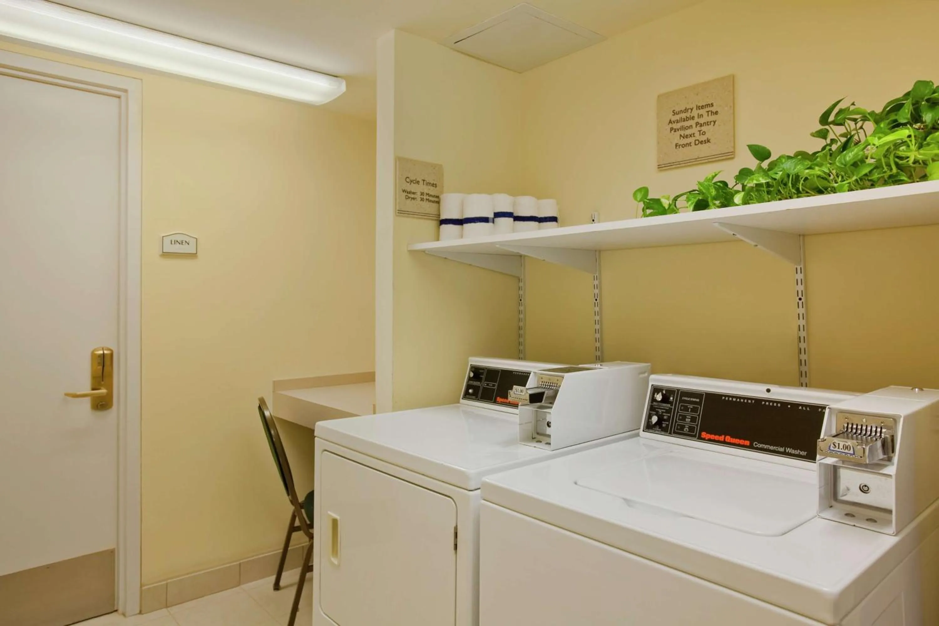 Property building, Bed in Hilton Garden Inn Islip/MacArthur Airport