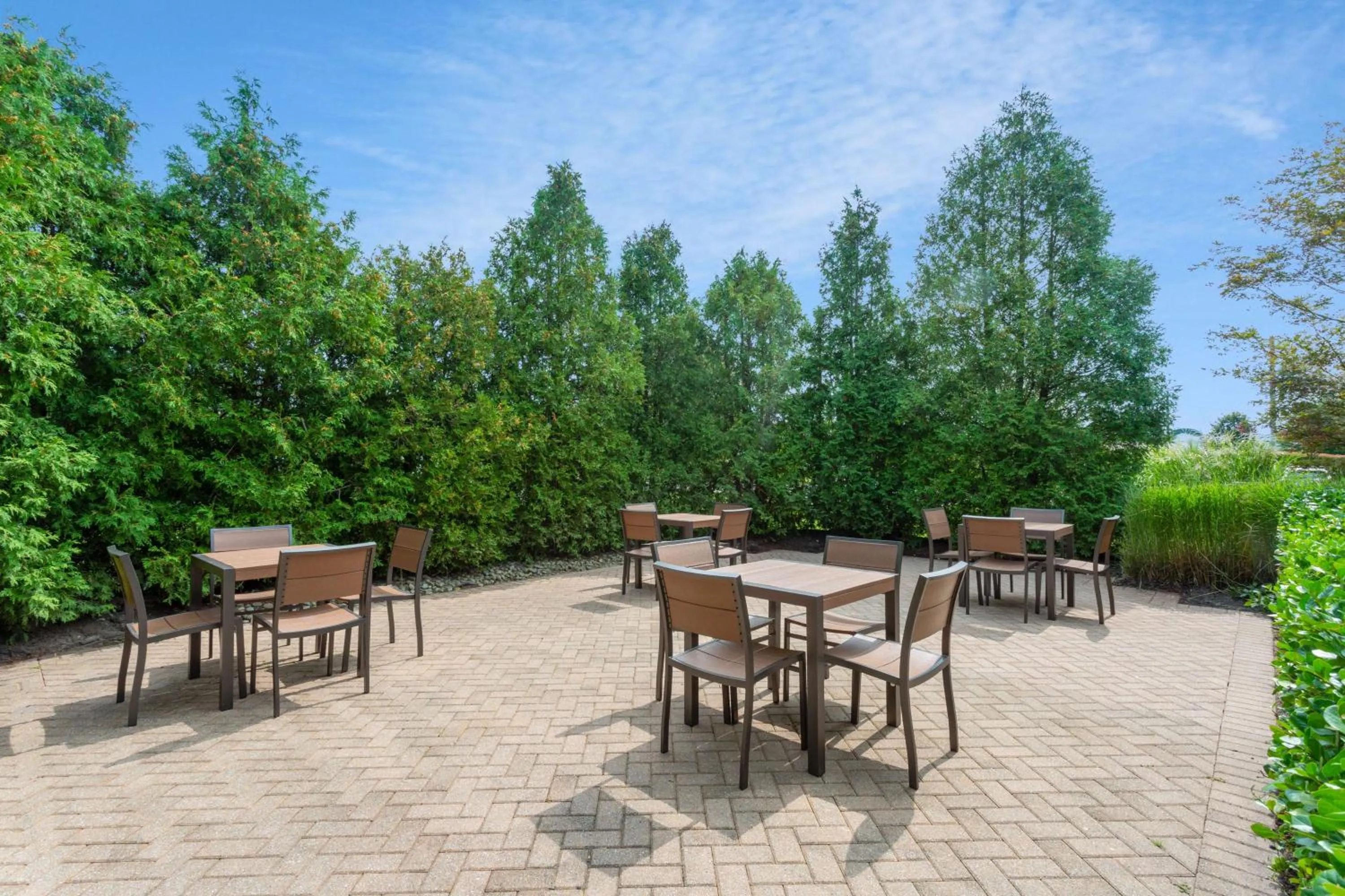 Patio in Hilton Garden Inn Islip/MacArthur Airport