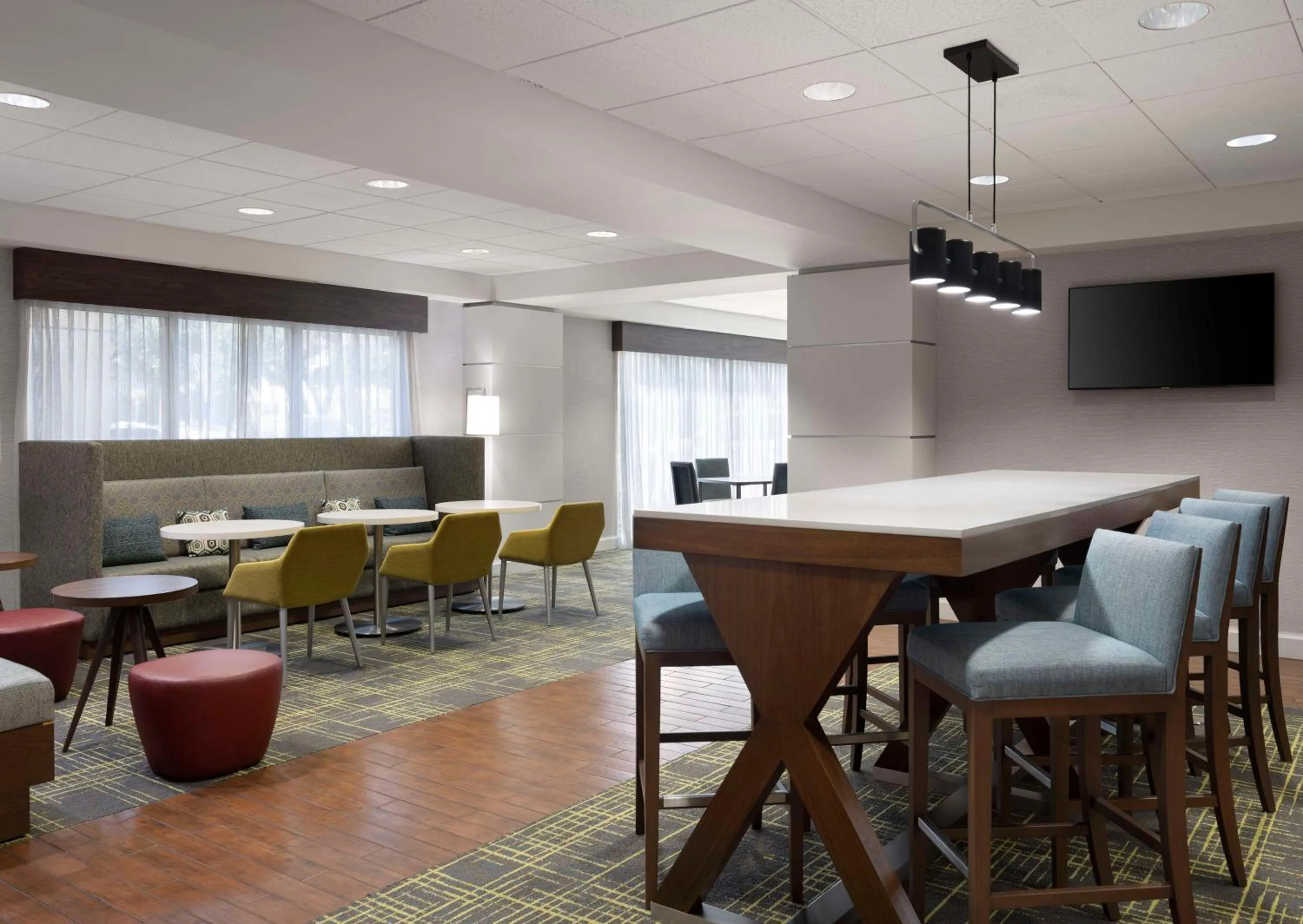 Communal lounge/ TV room in Hampton Inn Houston Near the Galleria