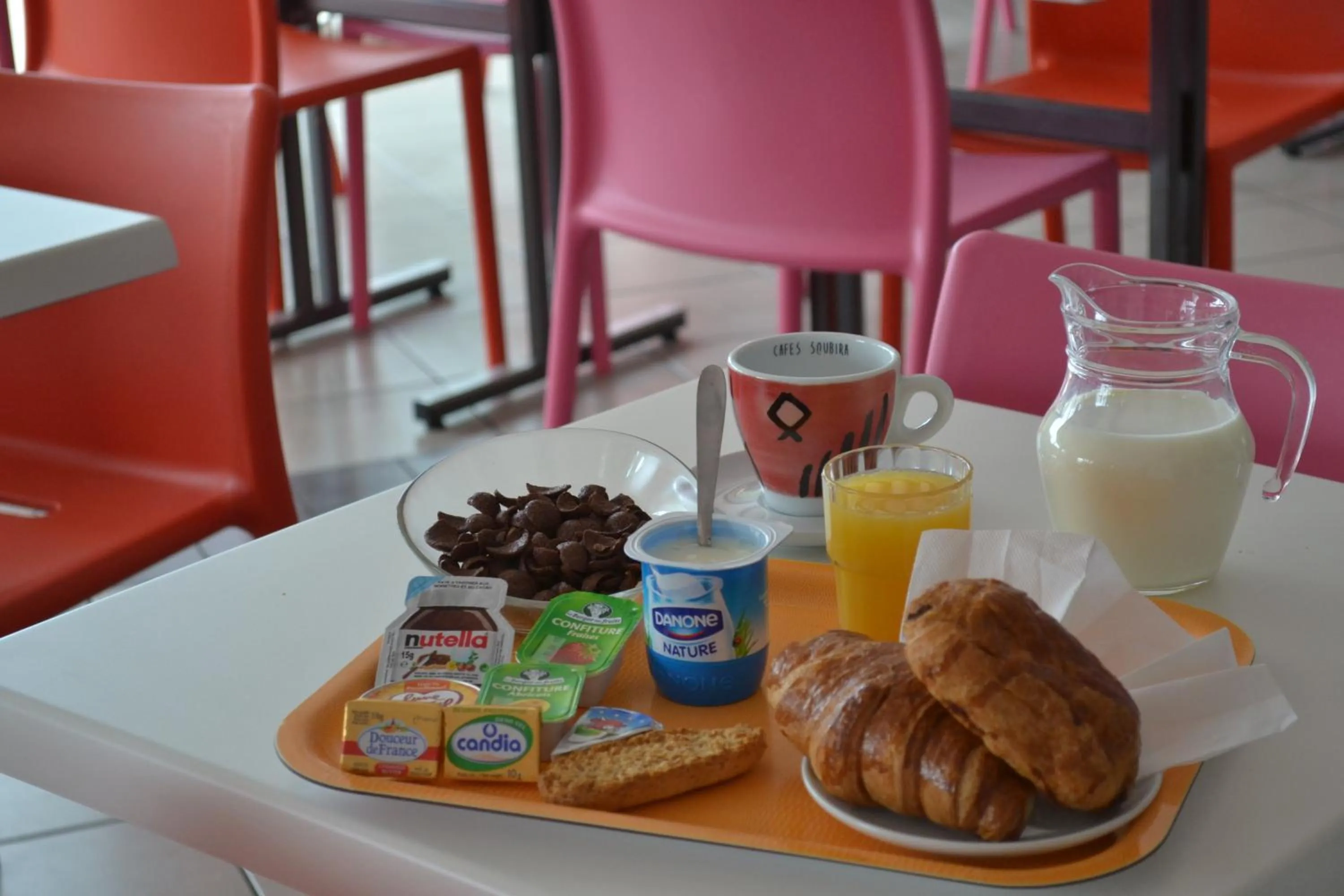 Food and drinks in Hôtel Formules Club