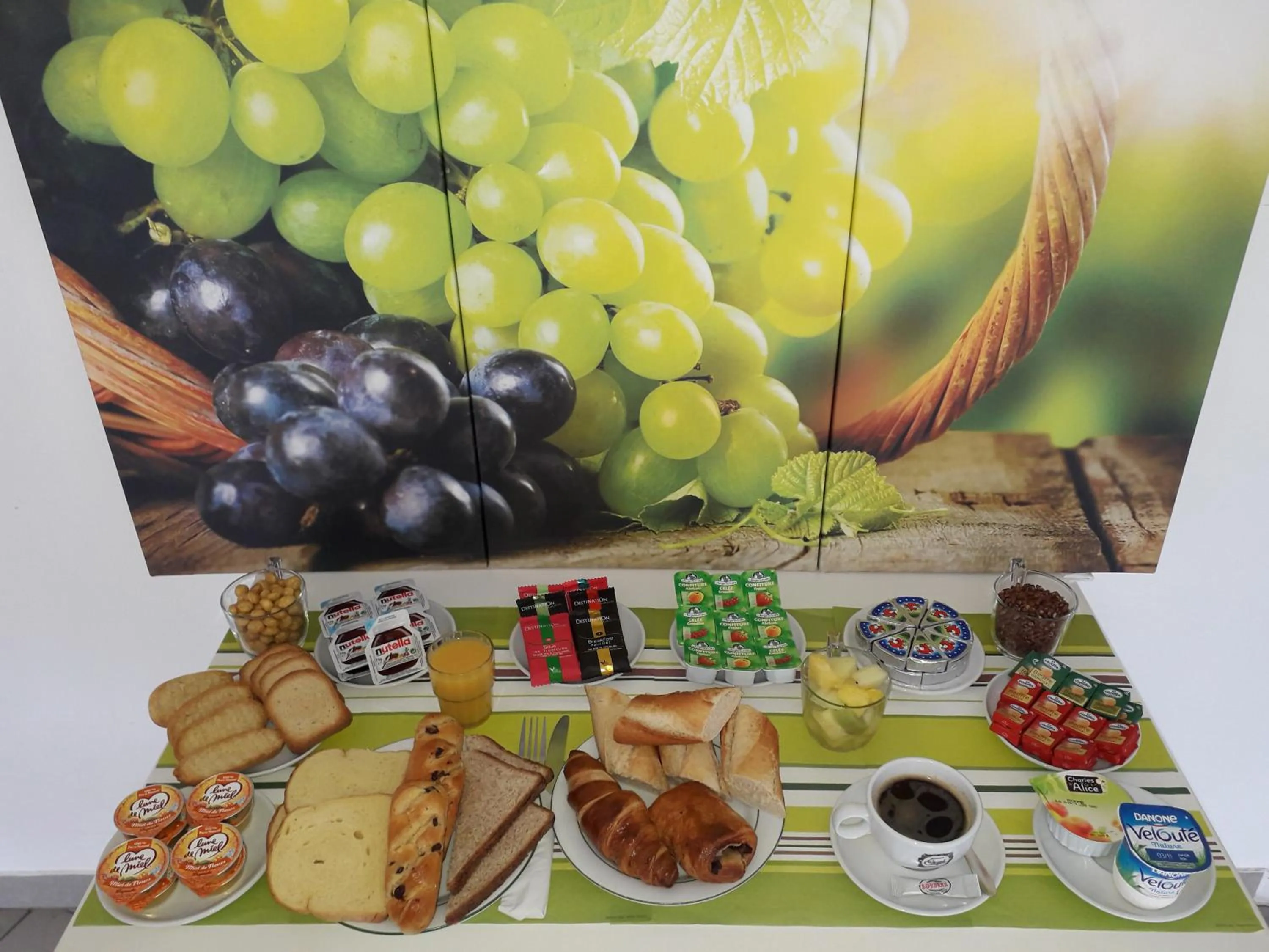 Buffet breakfast in Hôtel Formules Club