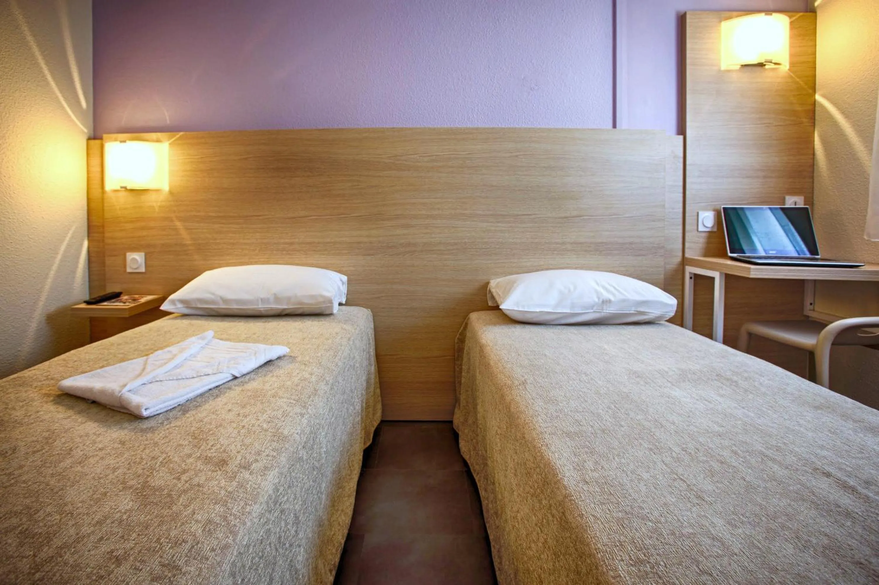 Bedroom, Bed in Hôtel Formules Club