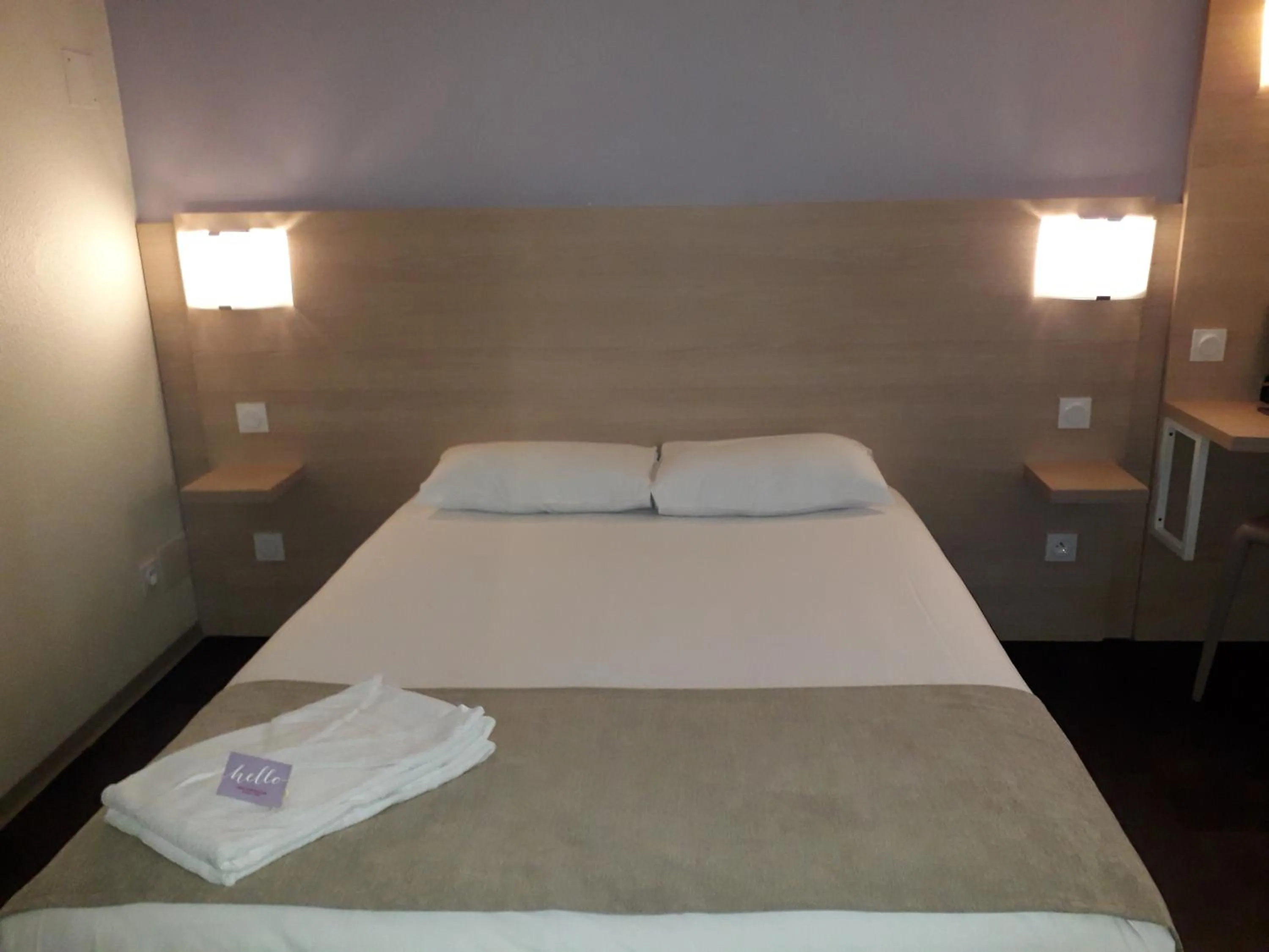 Photo of the whole room, Bed in Hôtel Formules Club