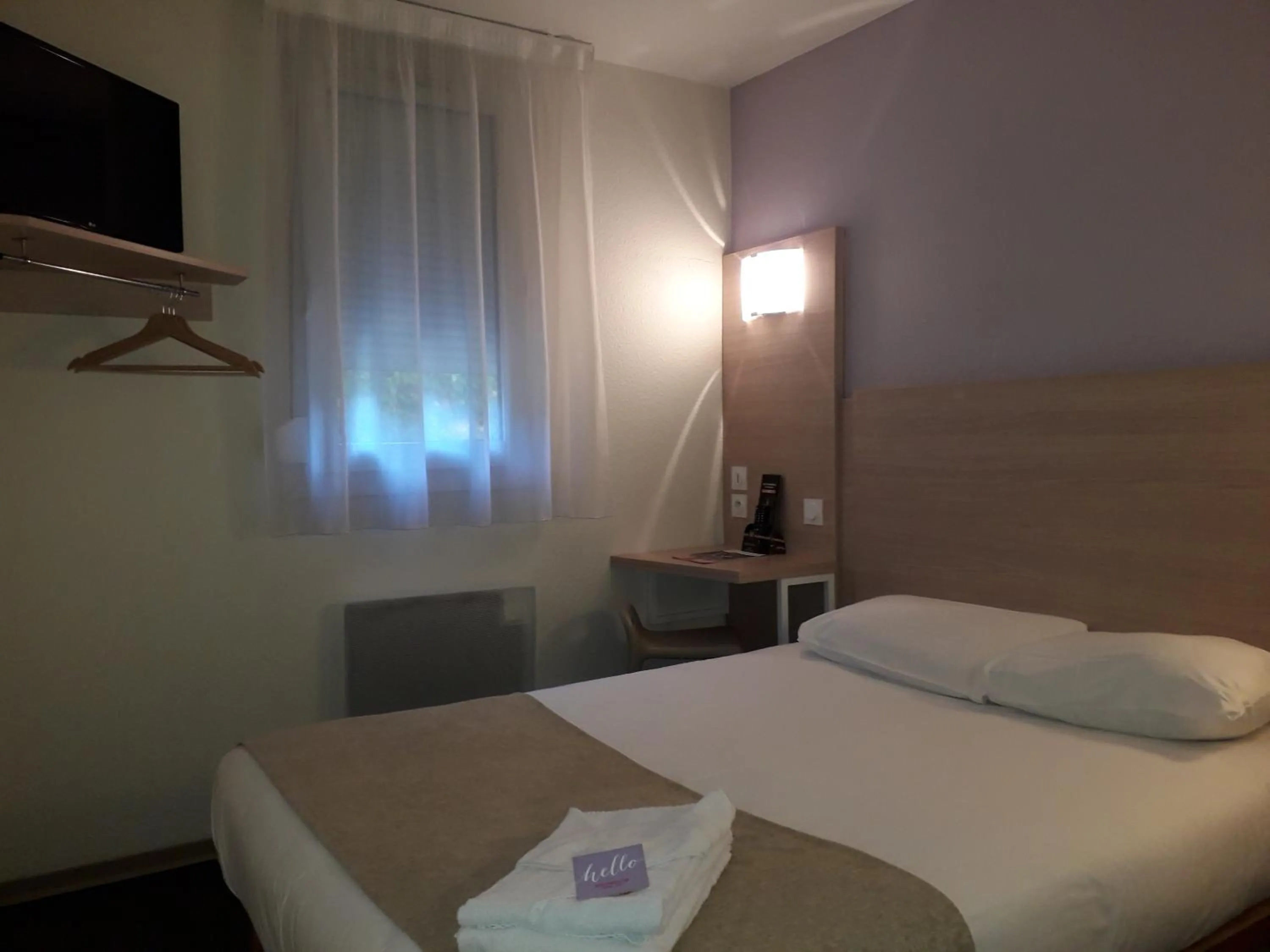 Photo of the whole room, Bed in Hôtel Formules Club