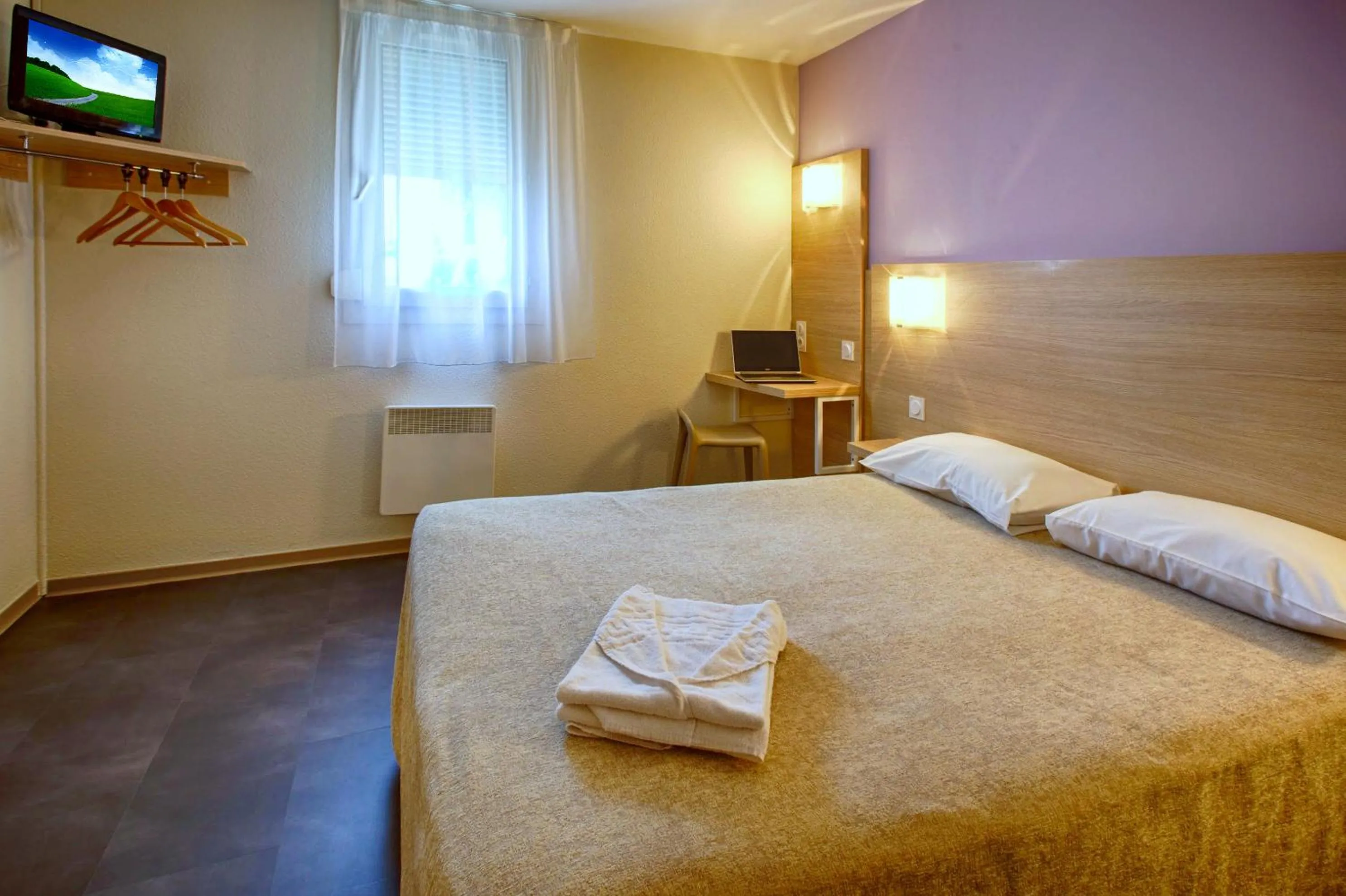 View (from property/room), Bed in Hôtel Formules Club