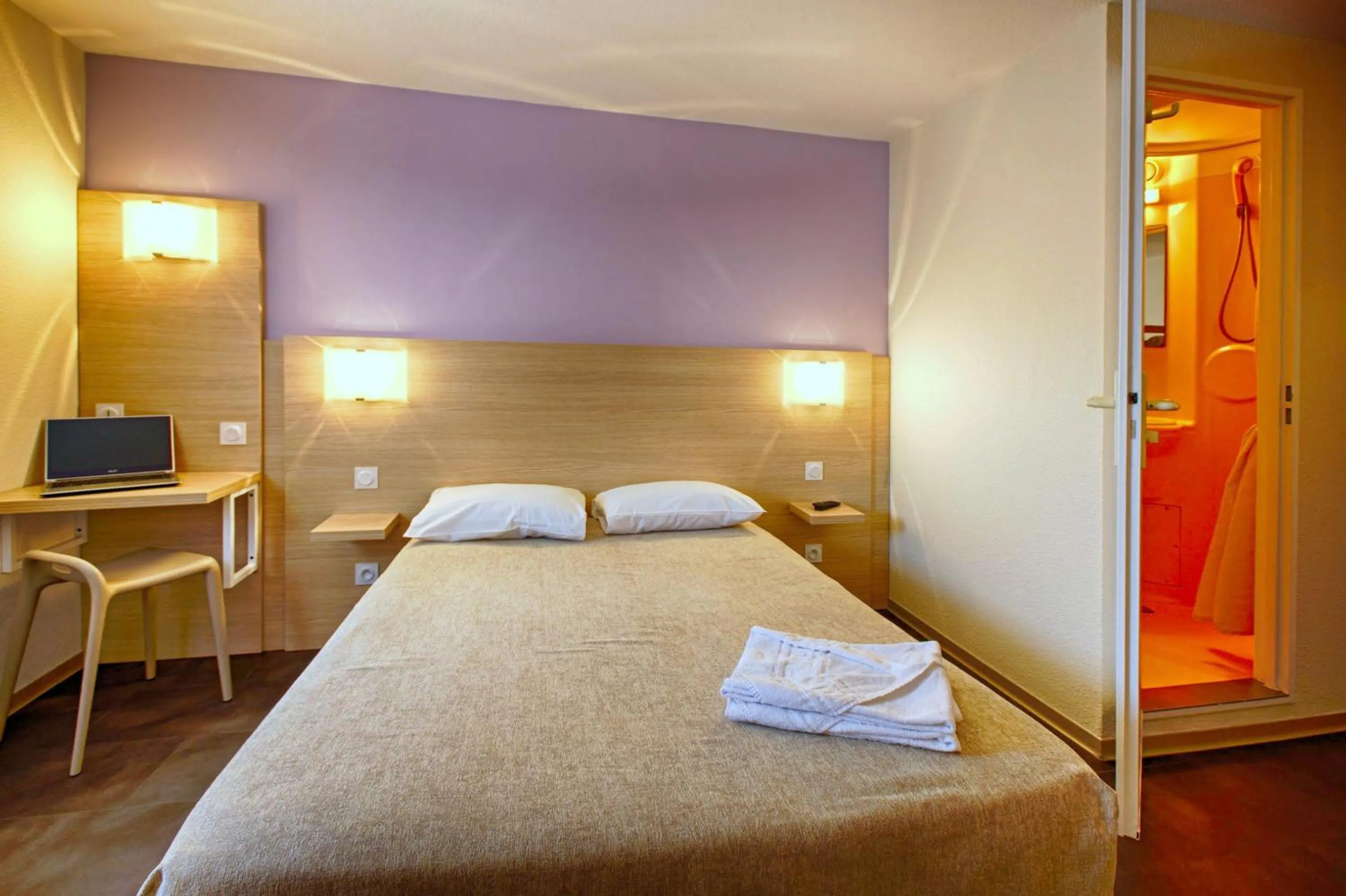 Bed in Hôtel Formules Club