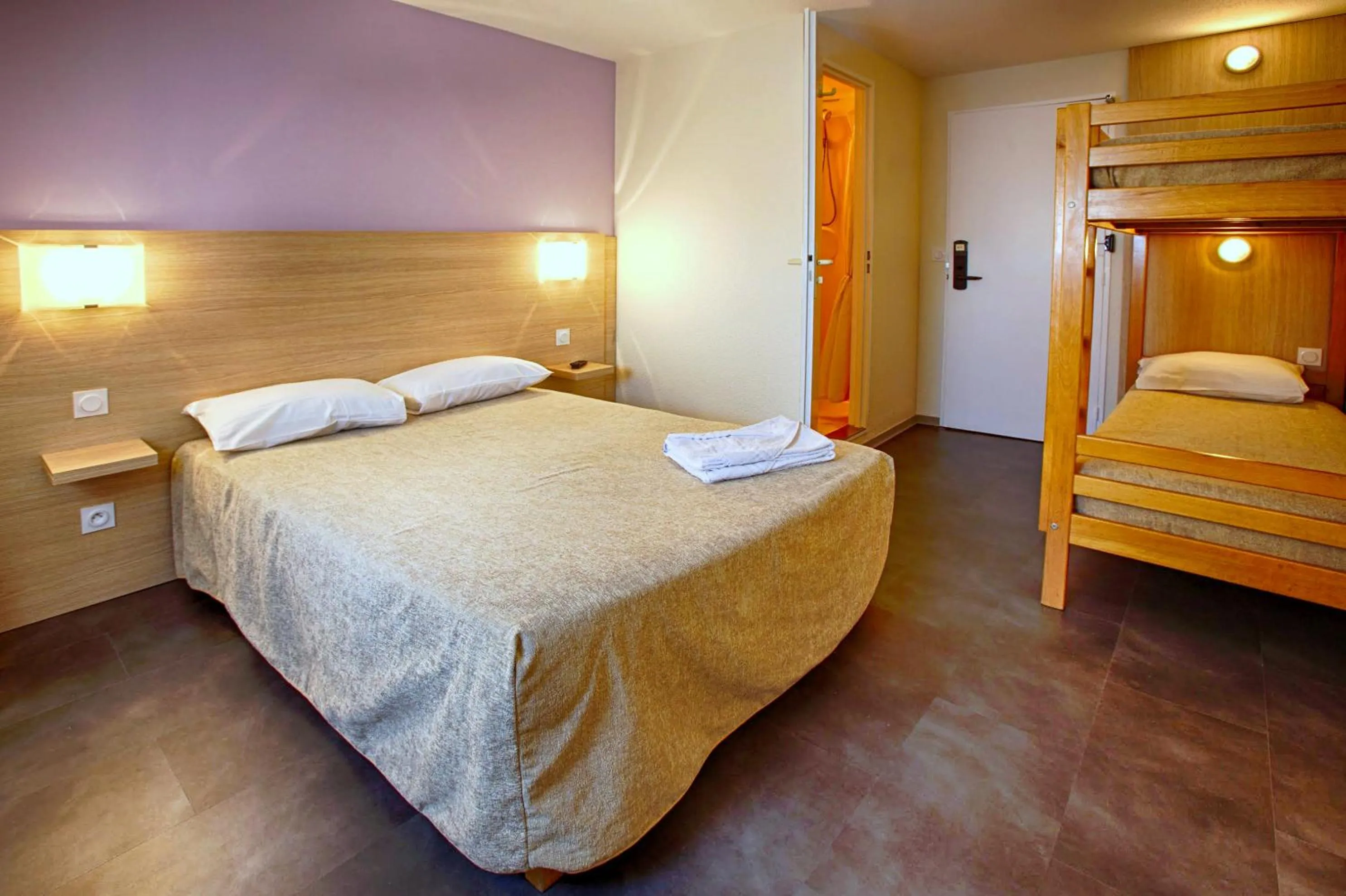 Photo of the whole room, Bed in Hôtel Formules Club