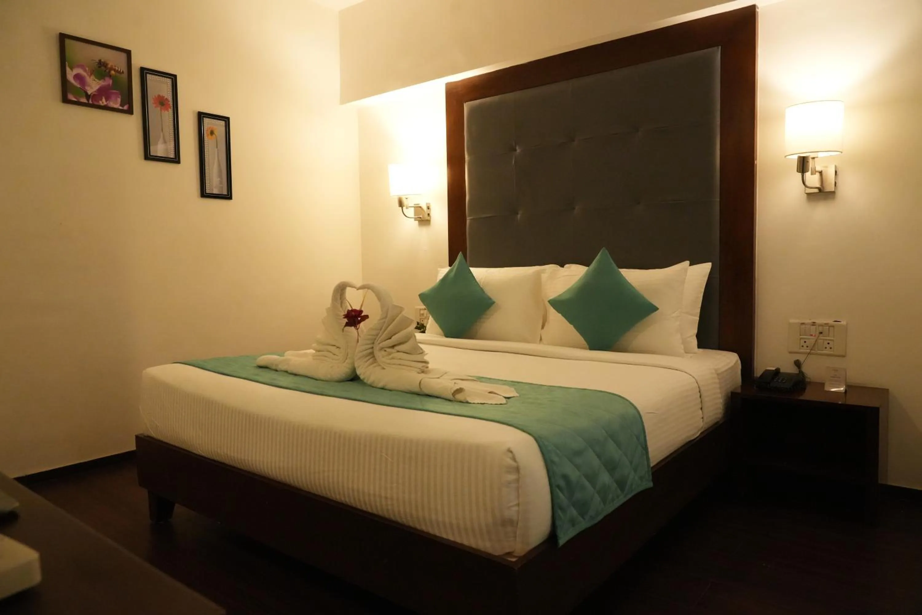Bed in Hotel Clarks Collection Bhavnagar