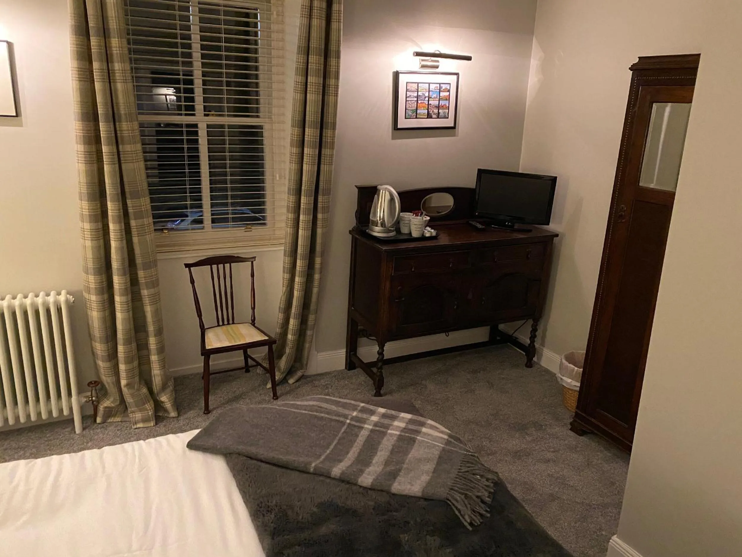 Bed in The Covenanter Hotel