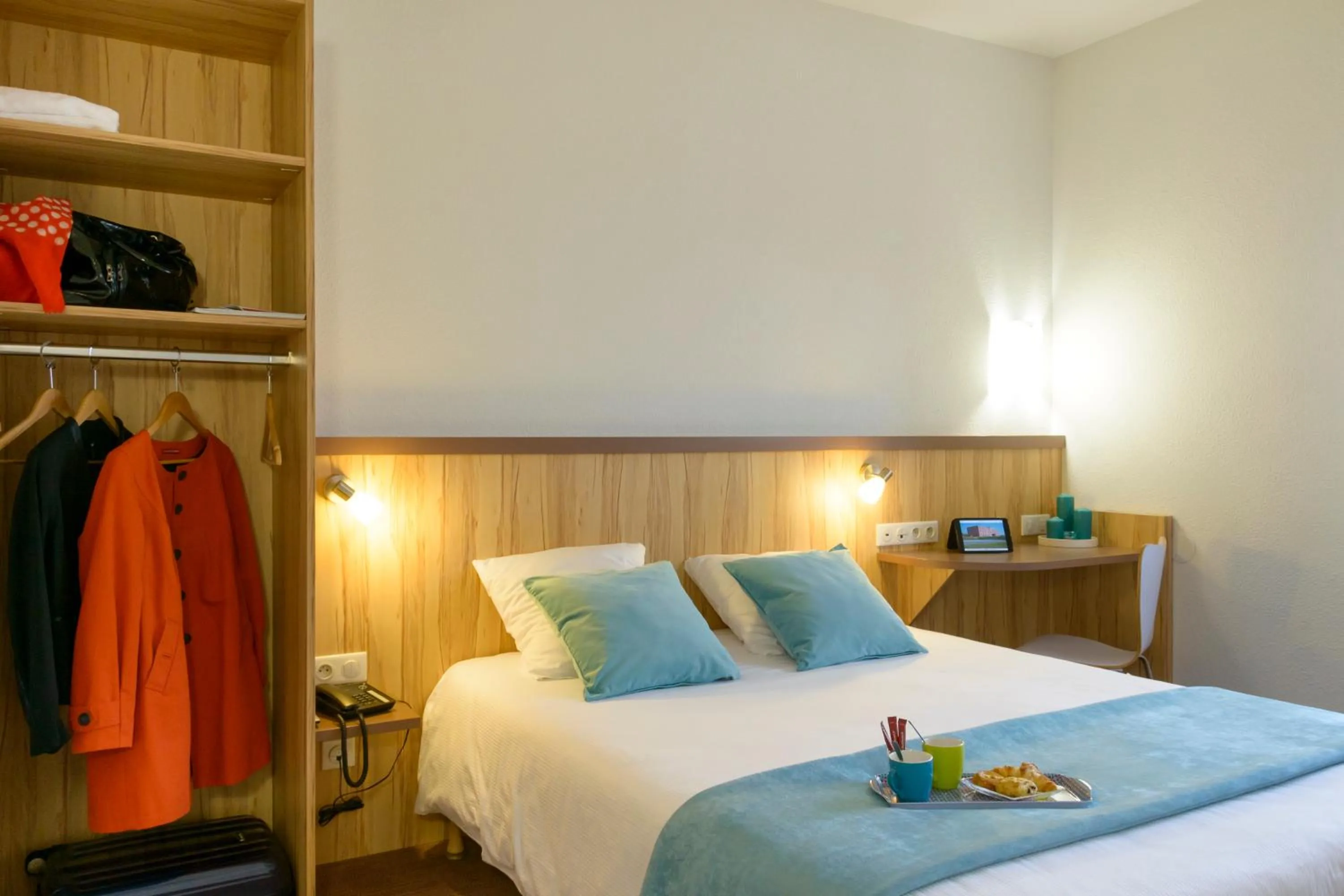 Bed in Brit Hotel Reims Croix Blandin