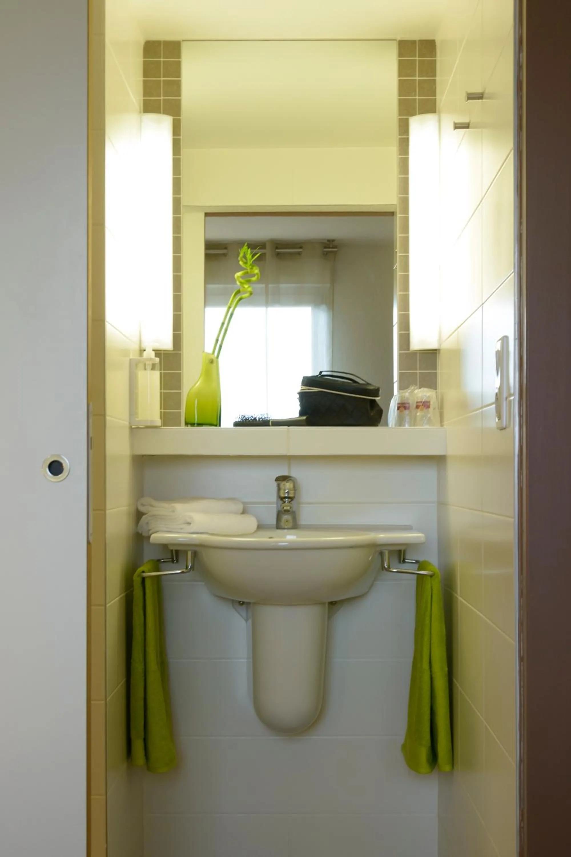 Bathroom in Brit Hotel Reims Croix Blandin