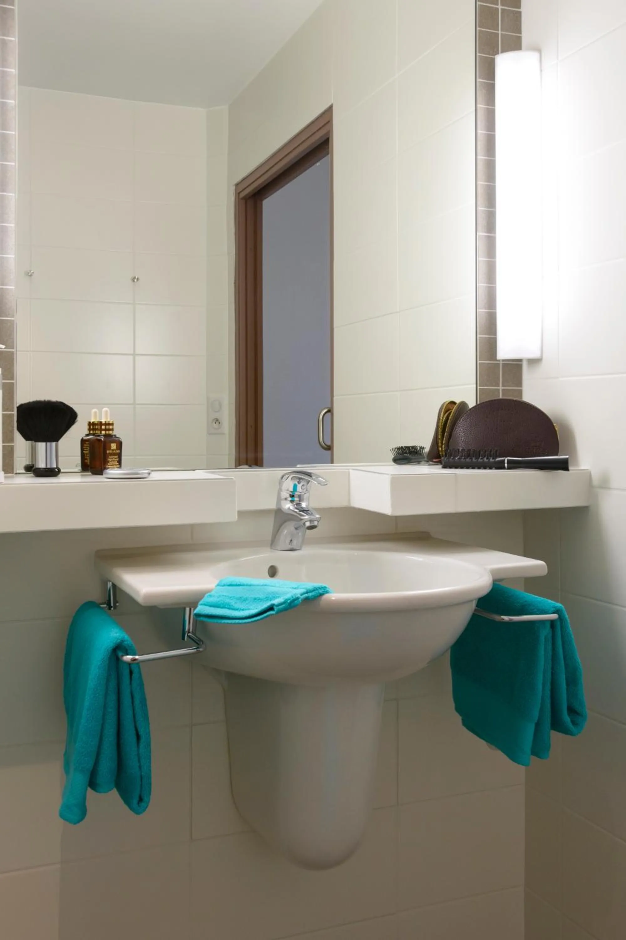 Bathroom in Brit Hotel Reims Croix Blandin