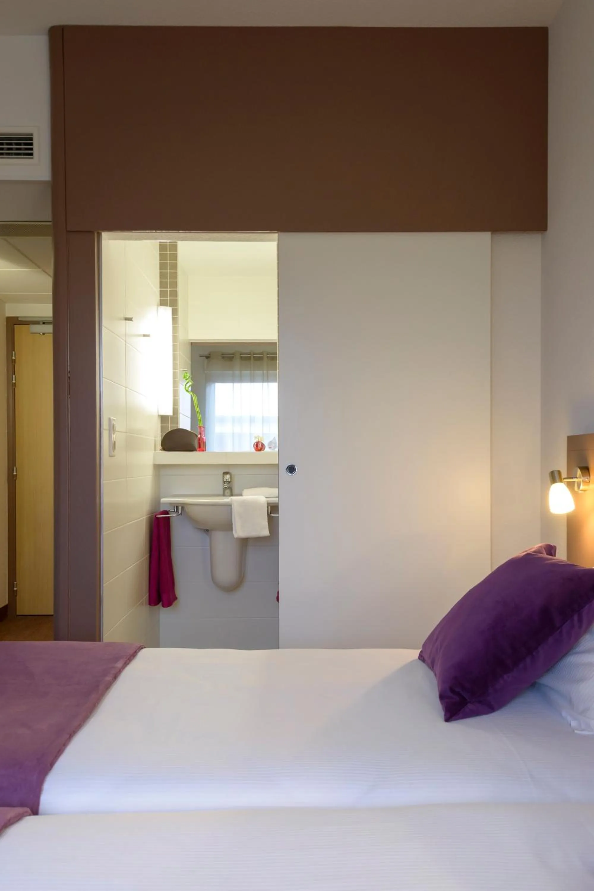 Bedroom, Bed in Brit Hotel Reims Croix Blandin