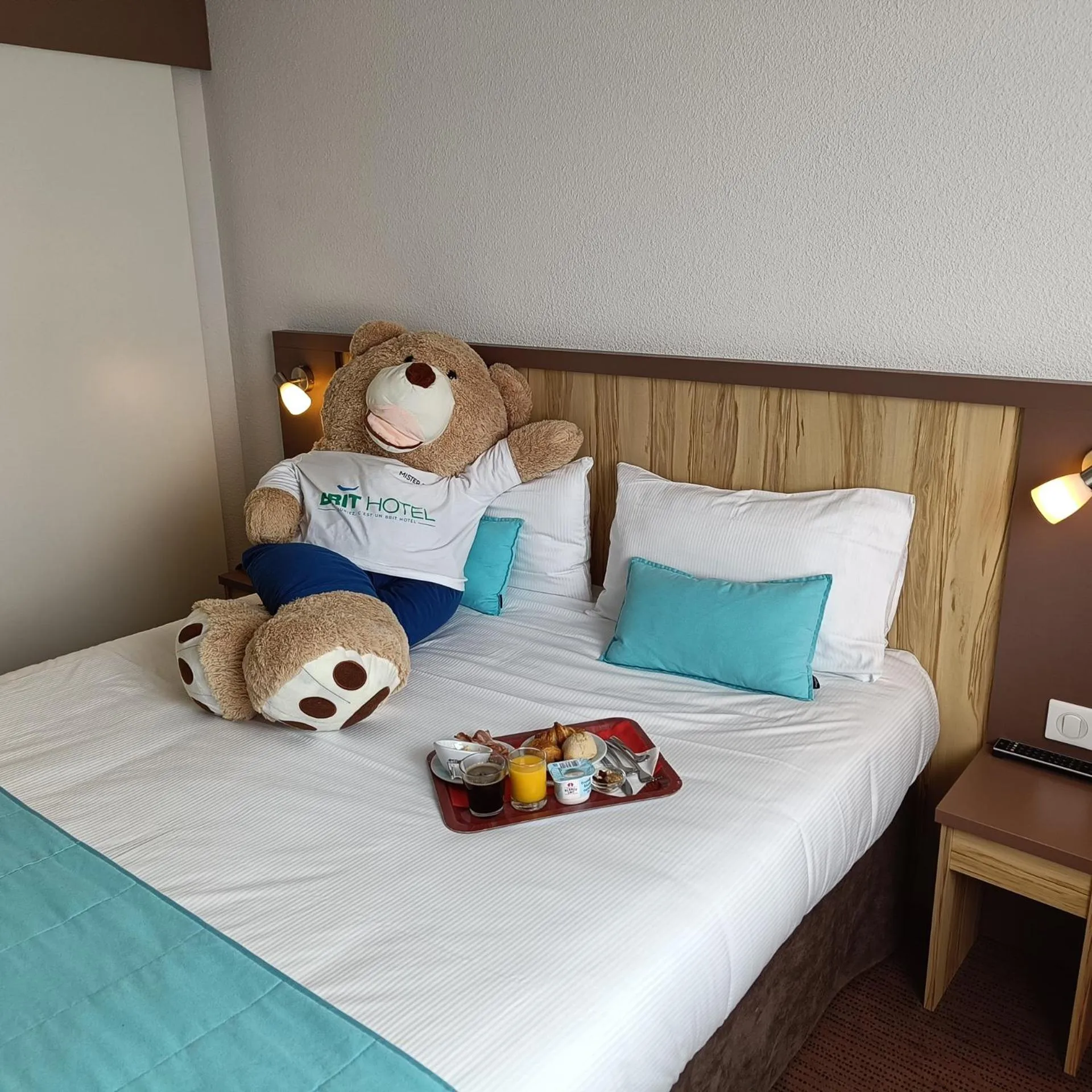 Bedroom, Bed in Brit Hotel Reims Croix Blandin