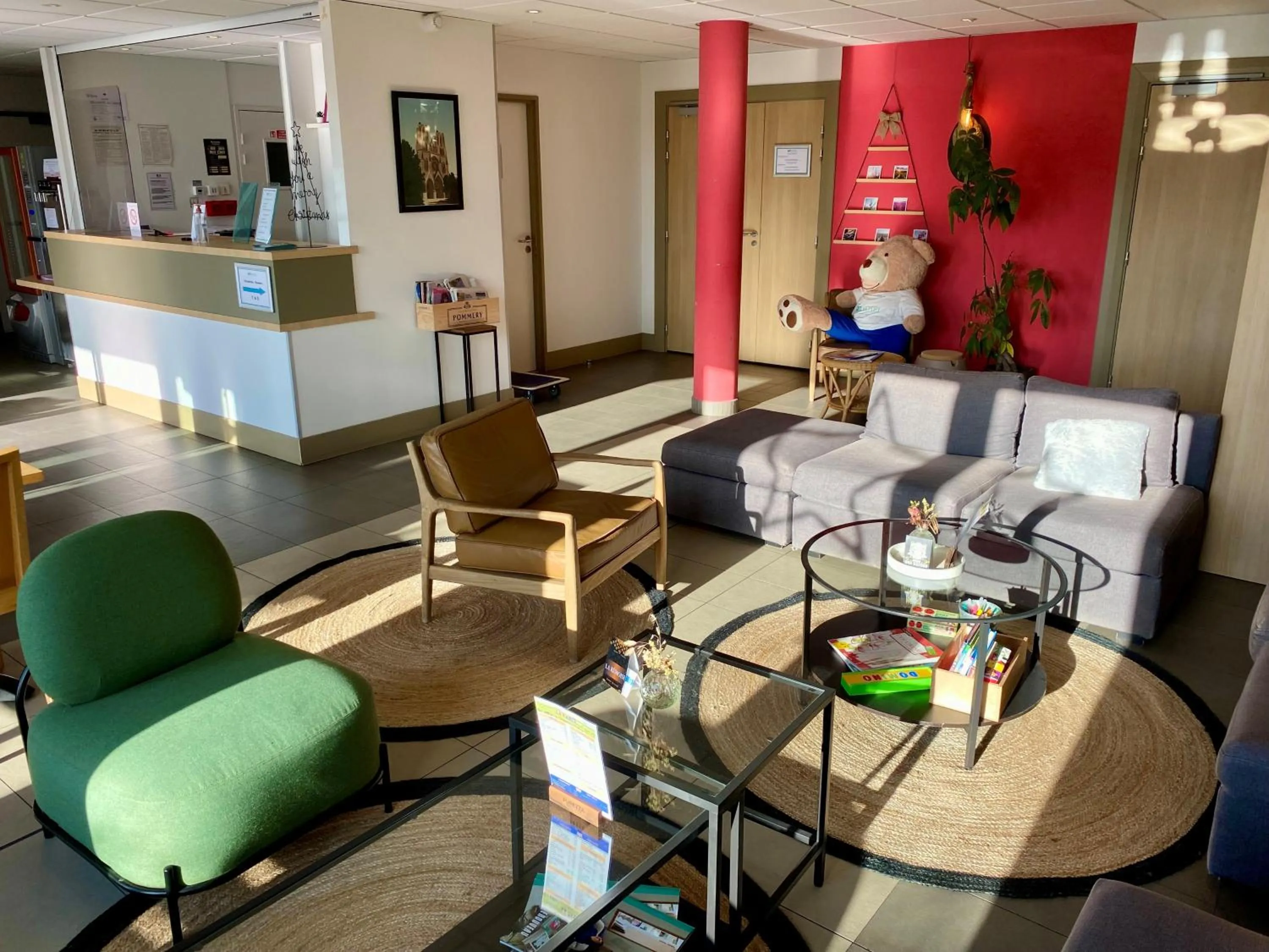 Lobby or reception in Brit Hotel Reims Croix Blandin