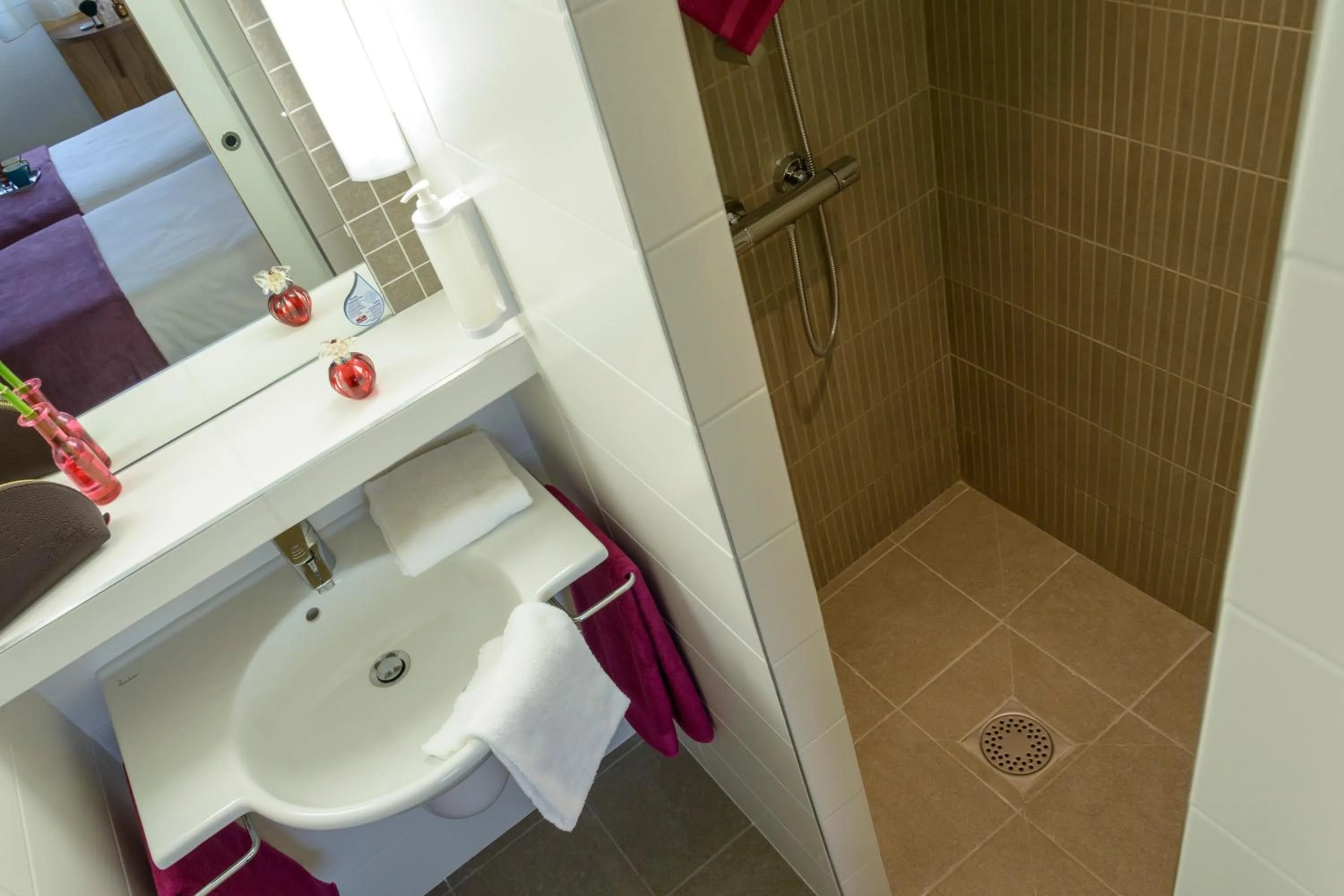 Bathroom in Brit Hotel Reims Croix Blandin