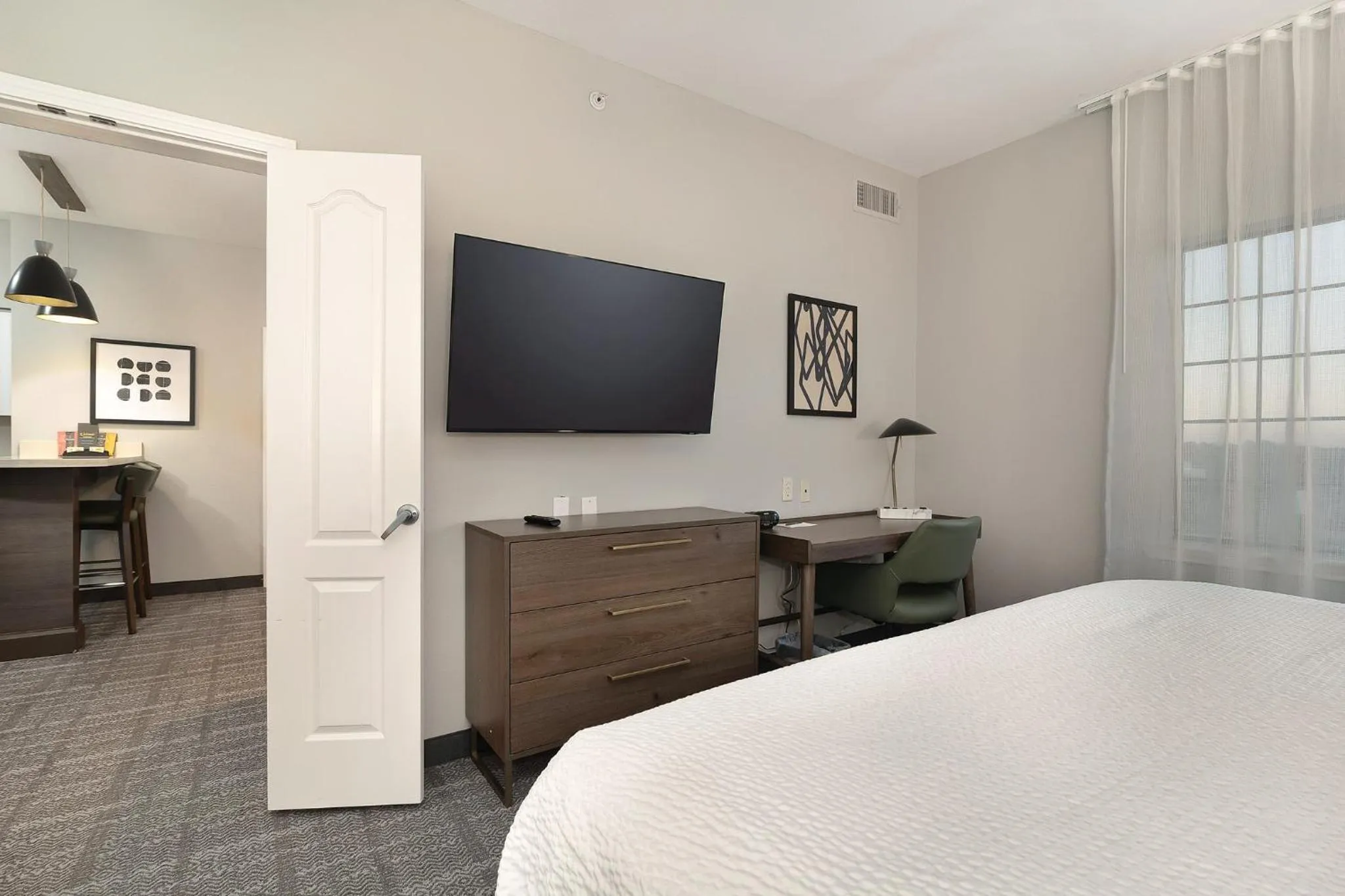 Photo of the whole room, Bed in Staybridge Suites Longview by IHG