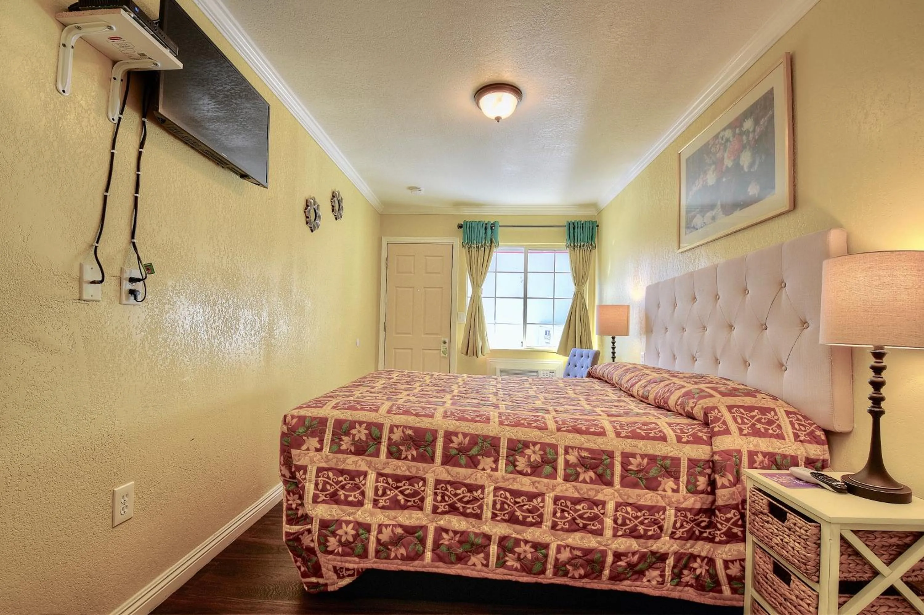 Photo of the whole room, Bed in Bayside Inn