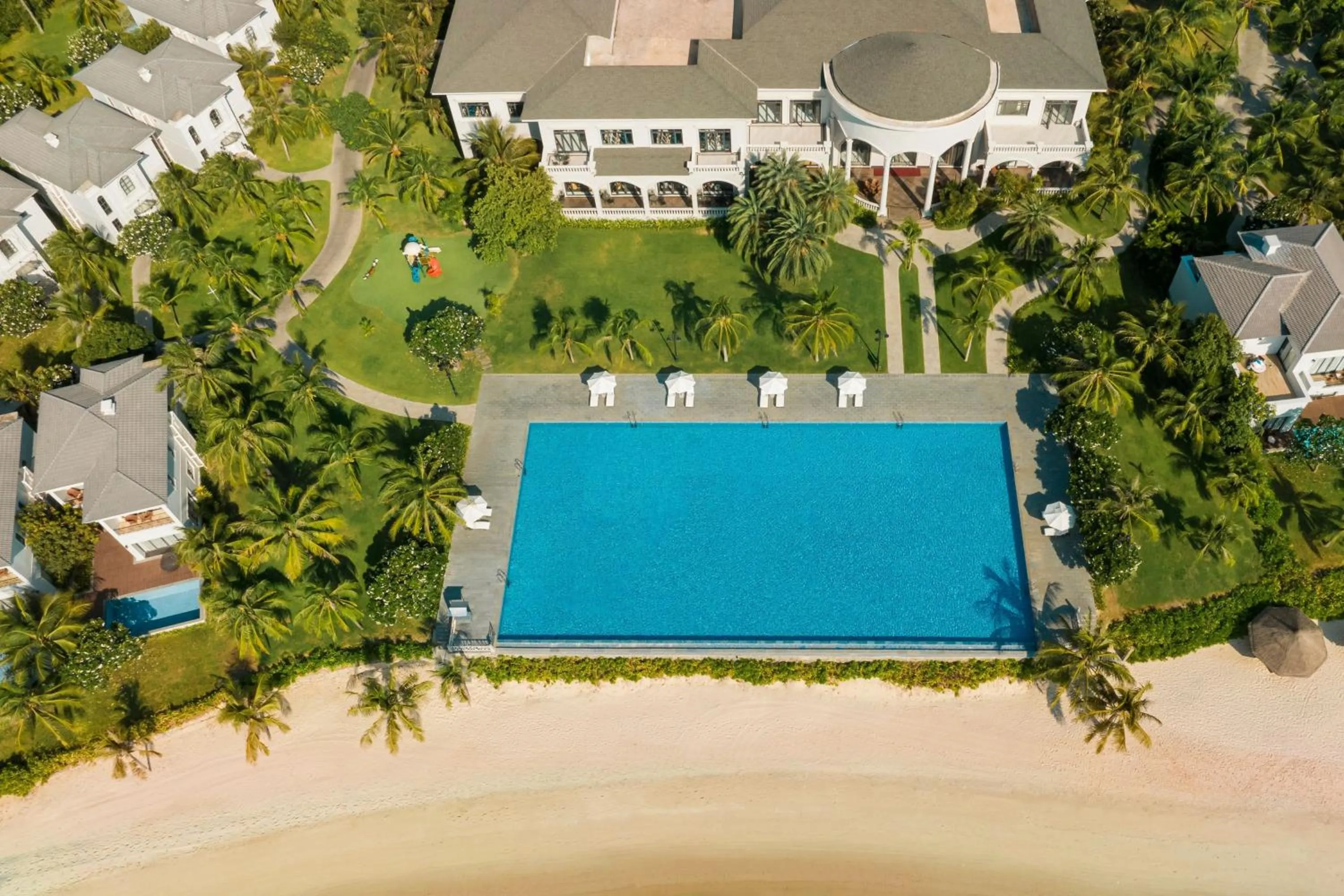 Swimming pool in Nha Trang Marriott Resort & Spa, Hon Tre Island