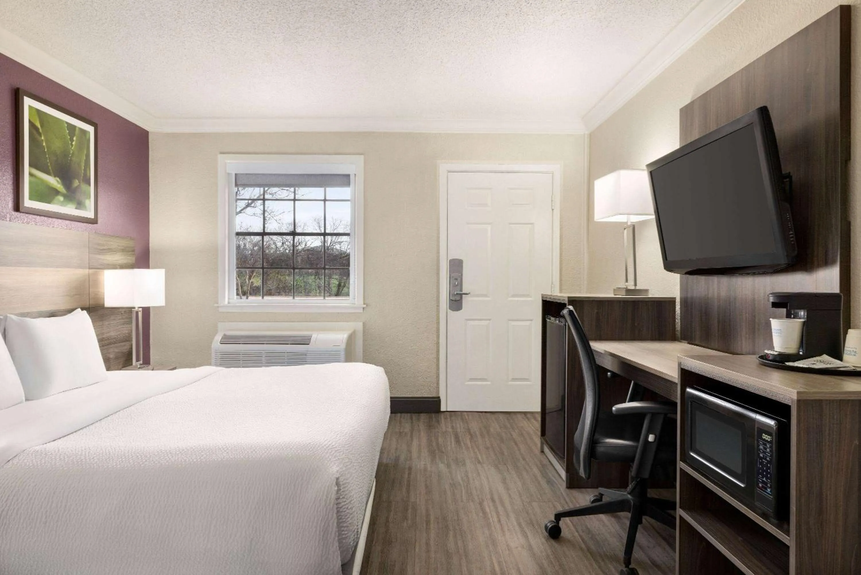 Photo of the whole room, Bed in La Quinta Inn by Wyndham San Antonio Lackland