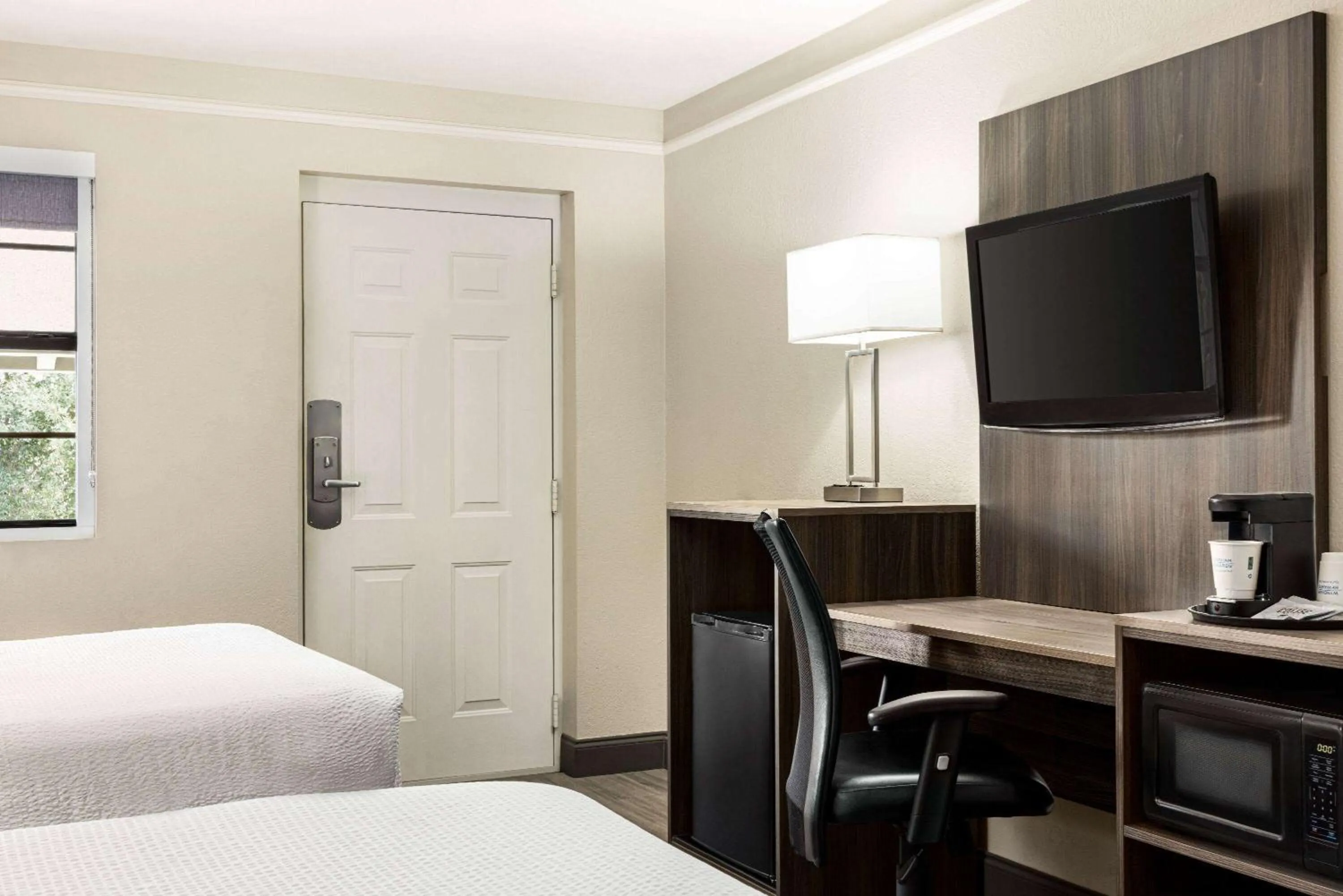 Photo of the whole room, Bed in La Quinta Inn by Wyndham San Antonio Lackland