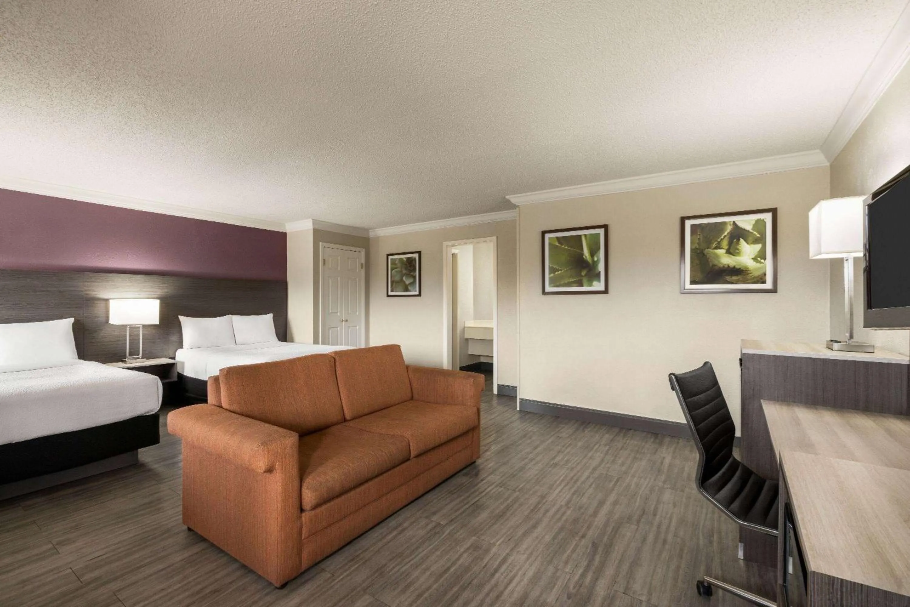 Bed in La Quinta Inn by Wyndham San Antonio Lackland