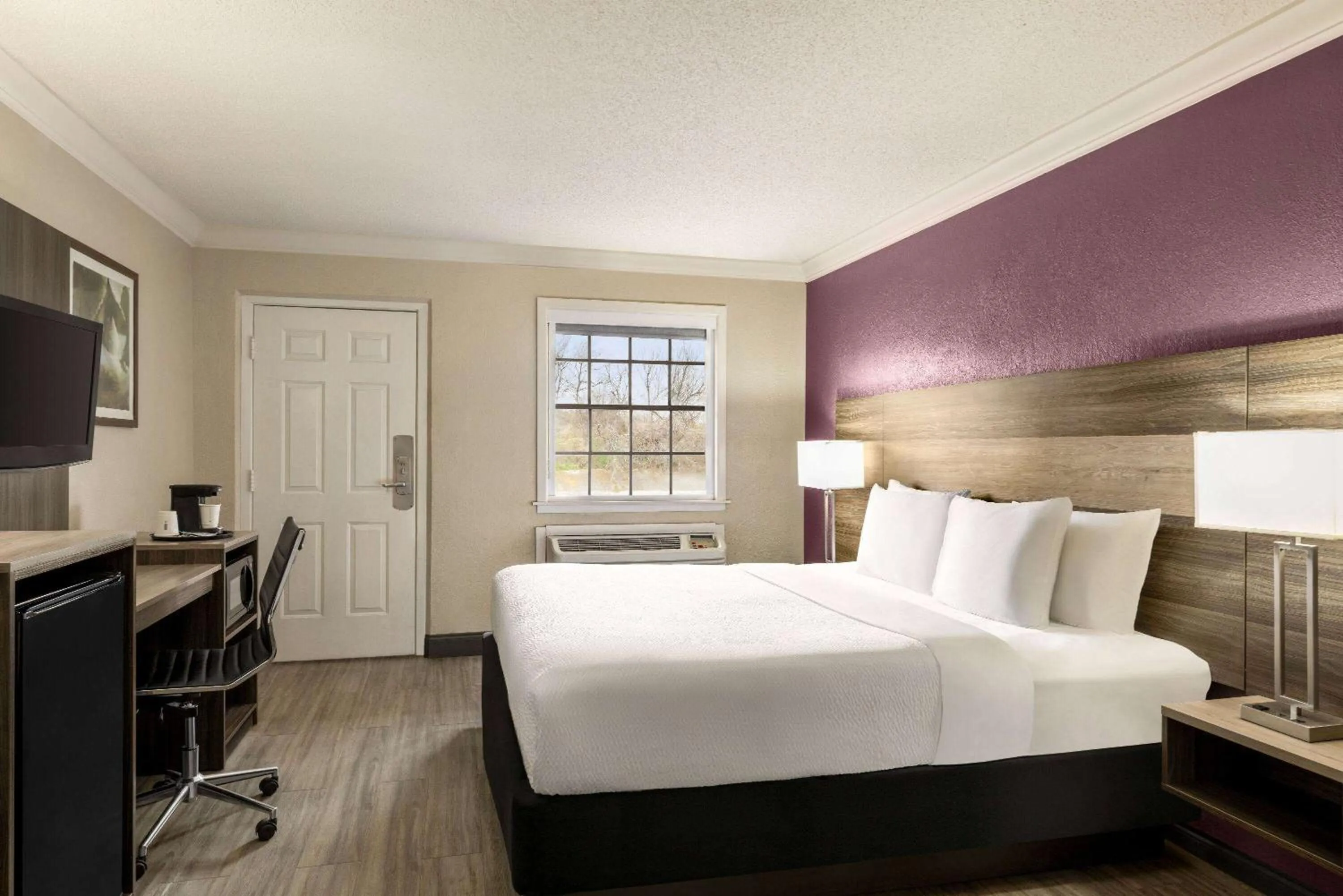 Photo of the whole room, Bed in La Quinta Inn by Wyndham San Antonio Lackland