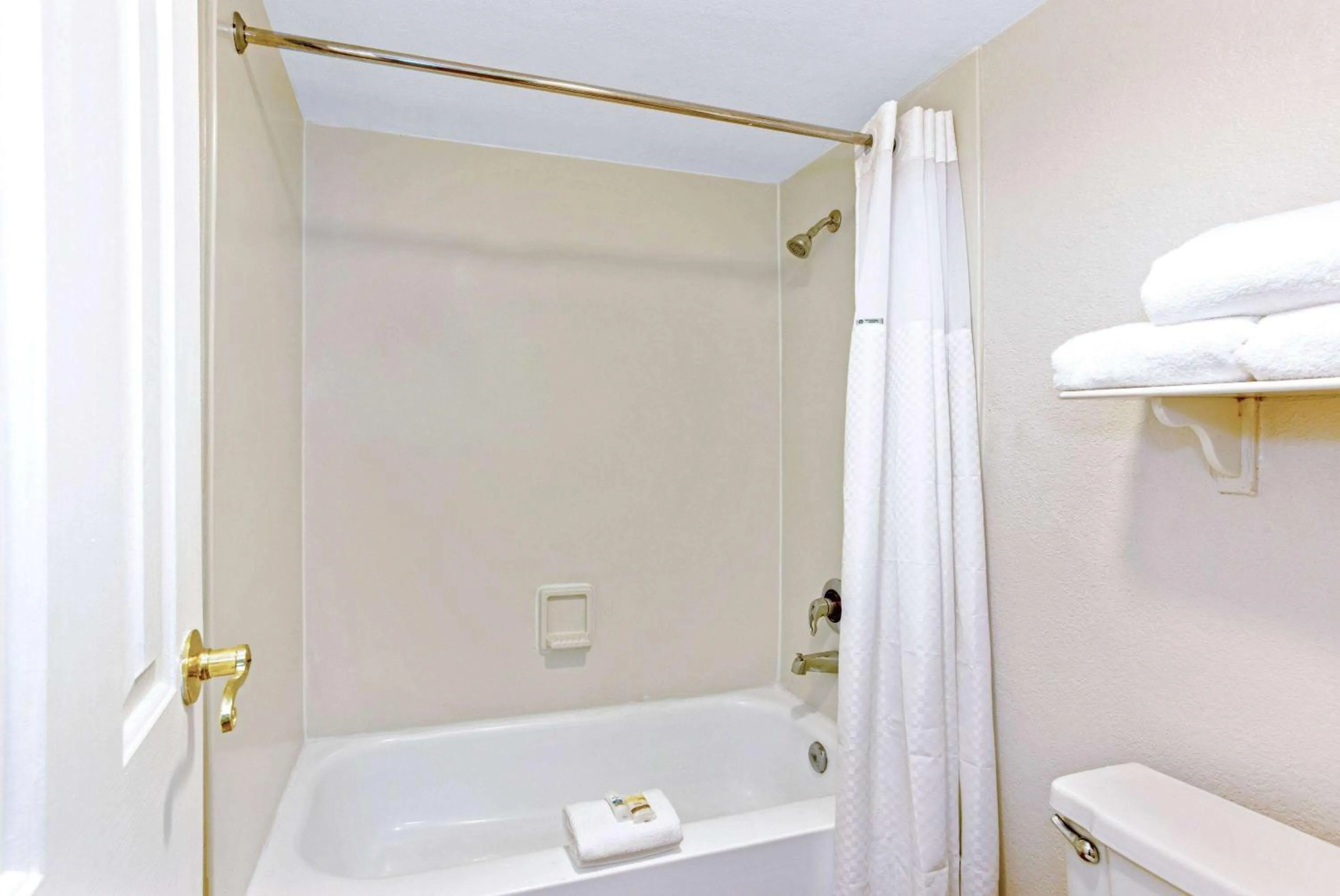 TV and multimedia in La Quinta Inn by Wyndham Orlando Airport West