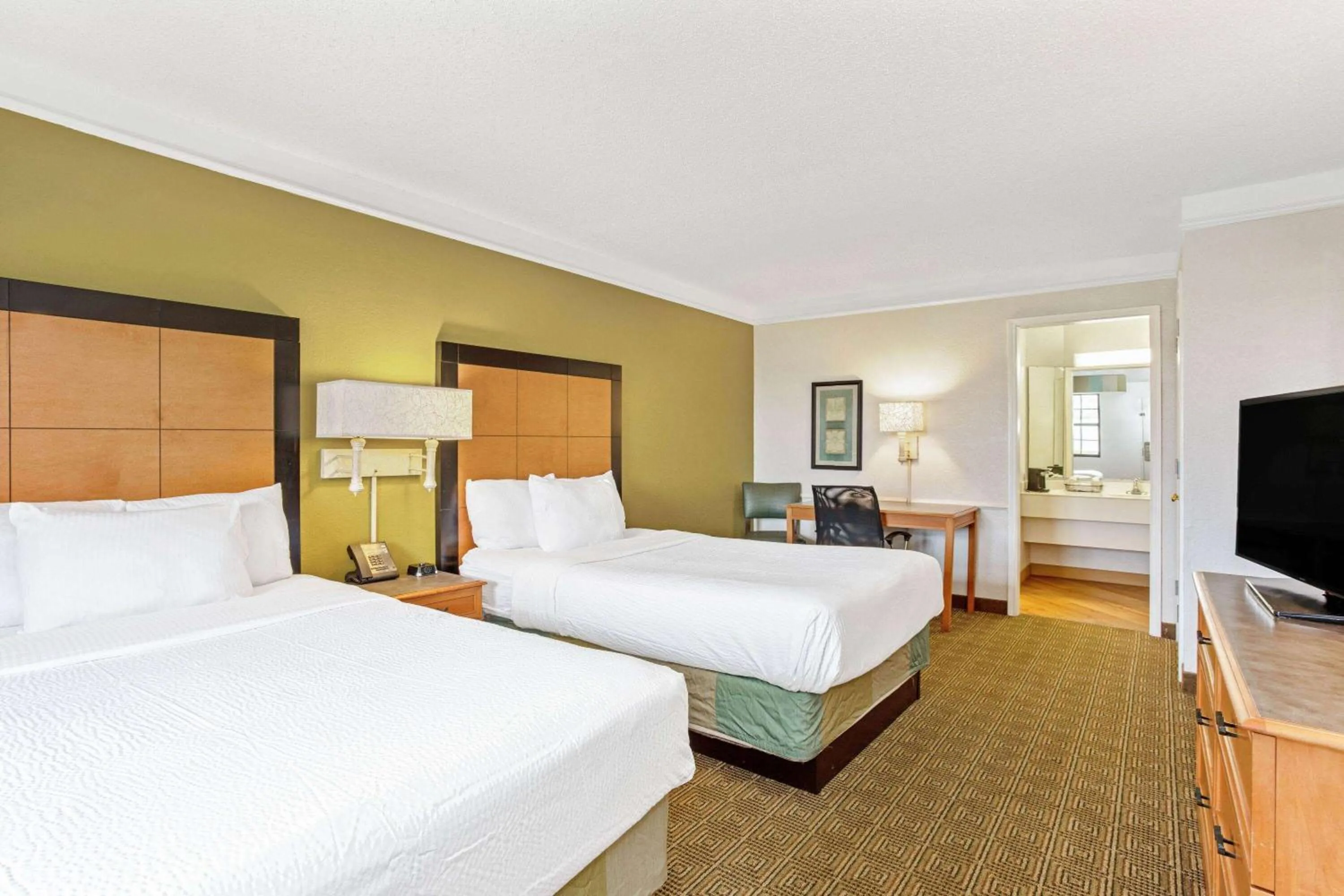 Photo of the whole room, Bed in La Quinta Inn by Wyndham Orlando Airport West