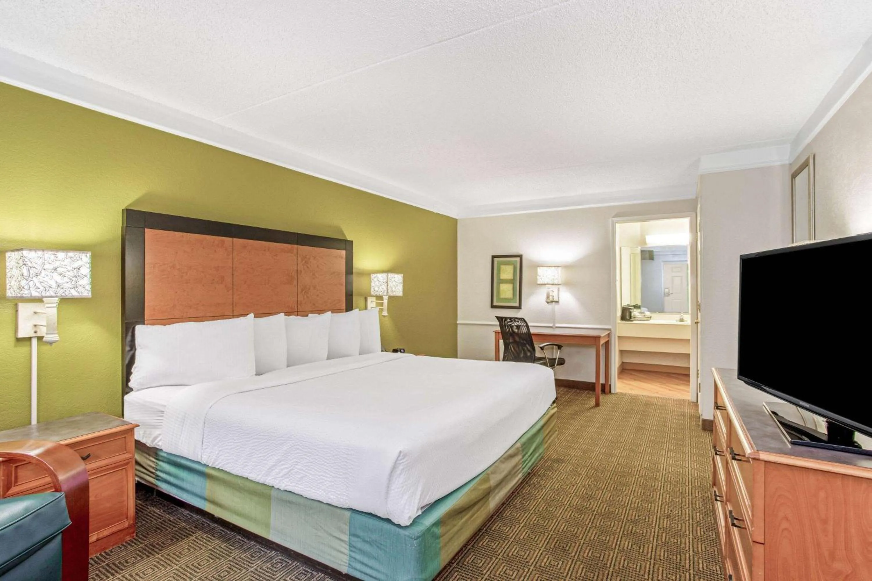 Photo of the whole room, Bed in La Quinta Inn by Wyndham Orlando Airport West