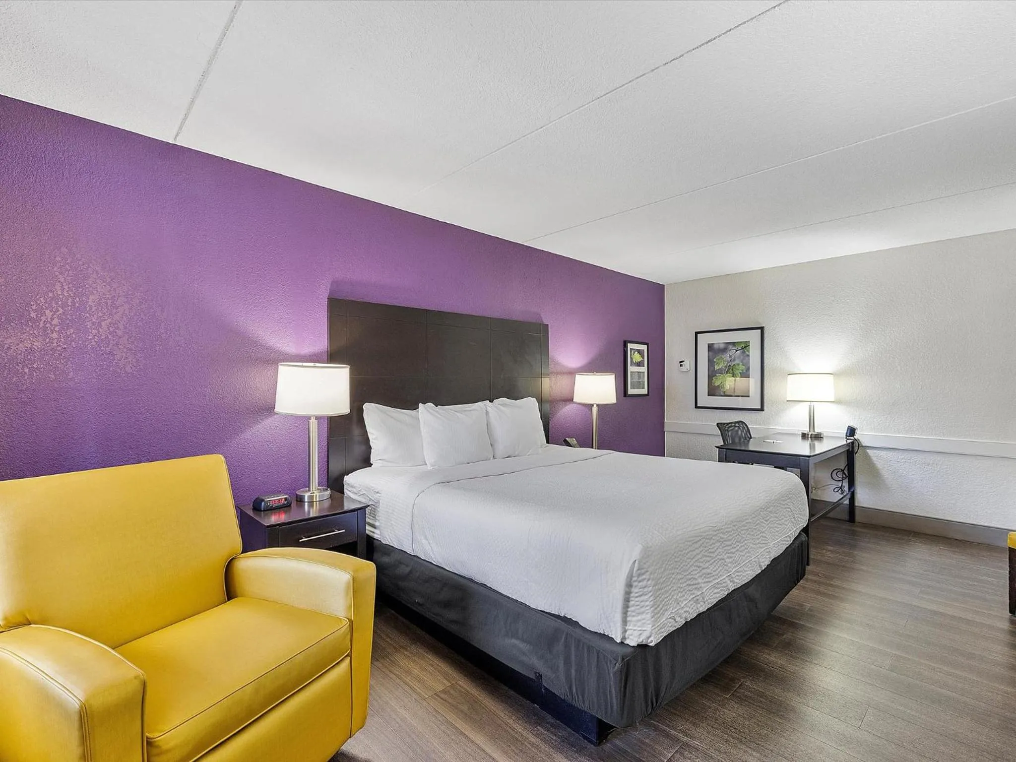 Bed in La Quinta Inn by Wyndham Miami Airport North