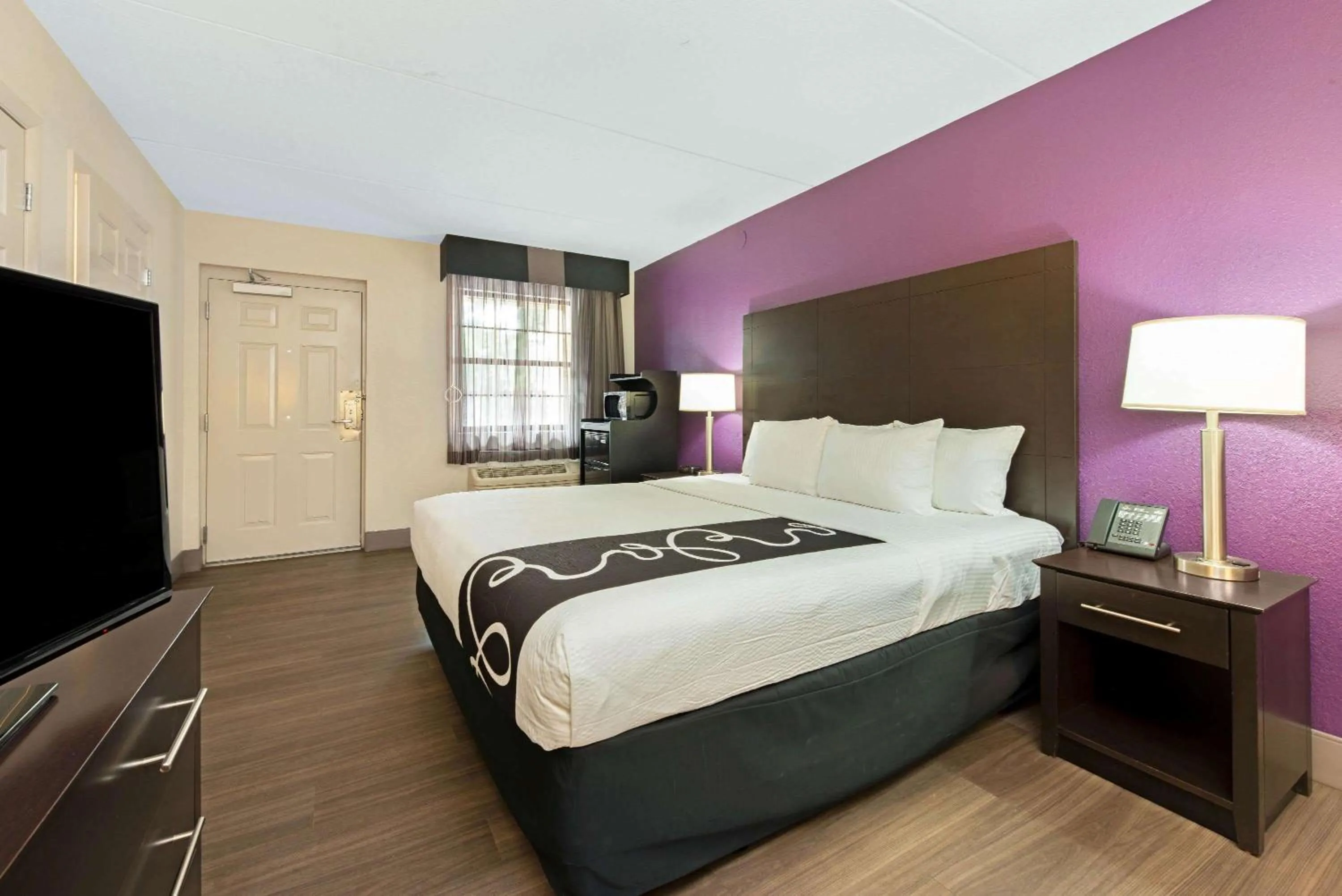 Photo of the whole room, Bed in La Quinta Inn by Wyndham Miami Airport North