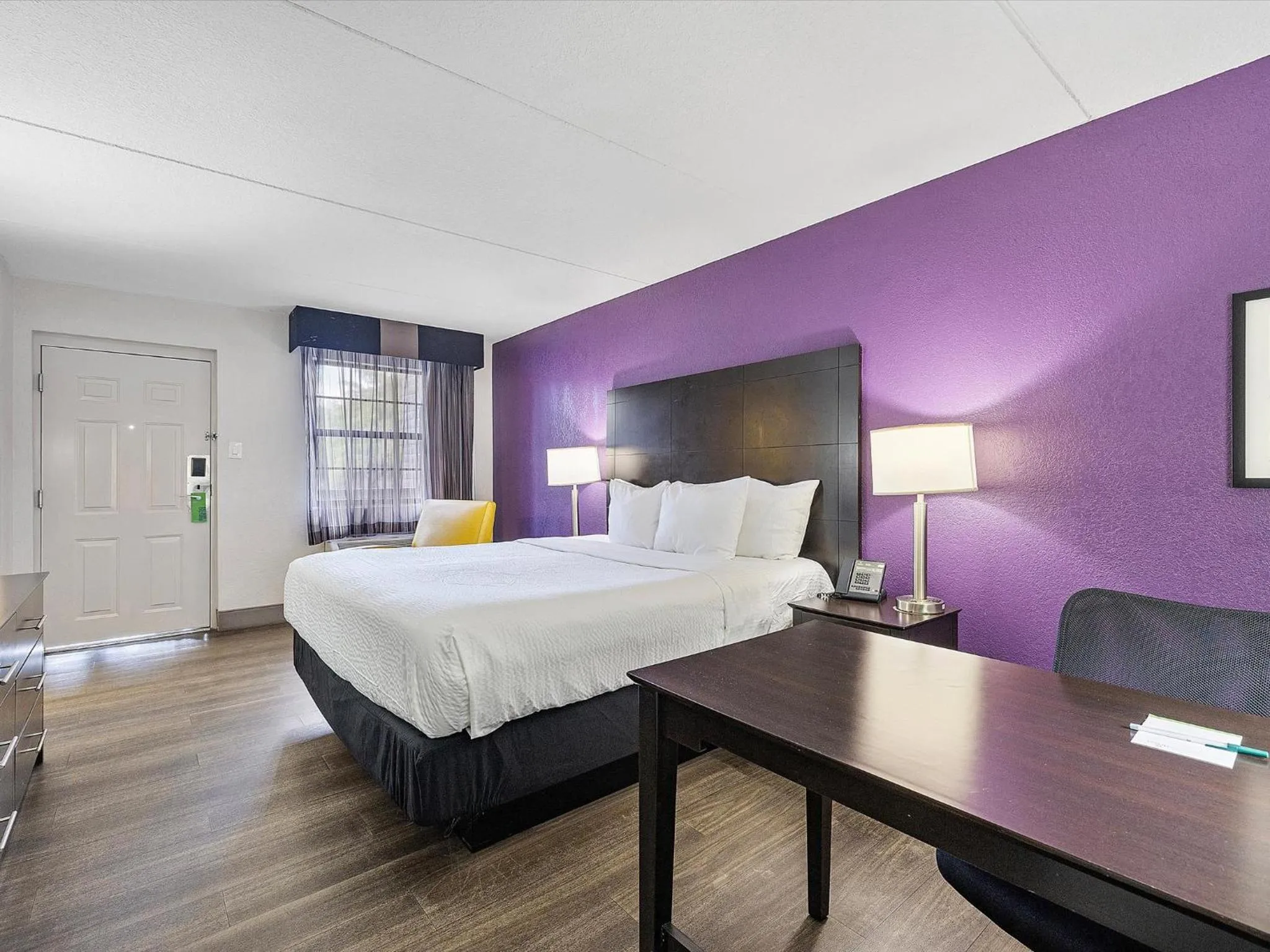 Bed in La Quinta Inn by Wyndham Miami Airport North