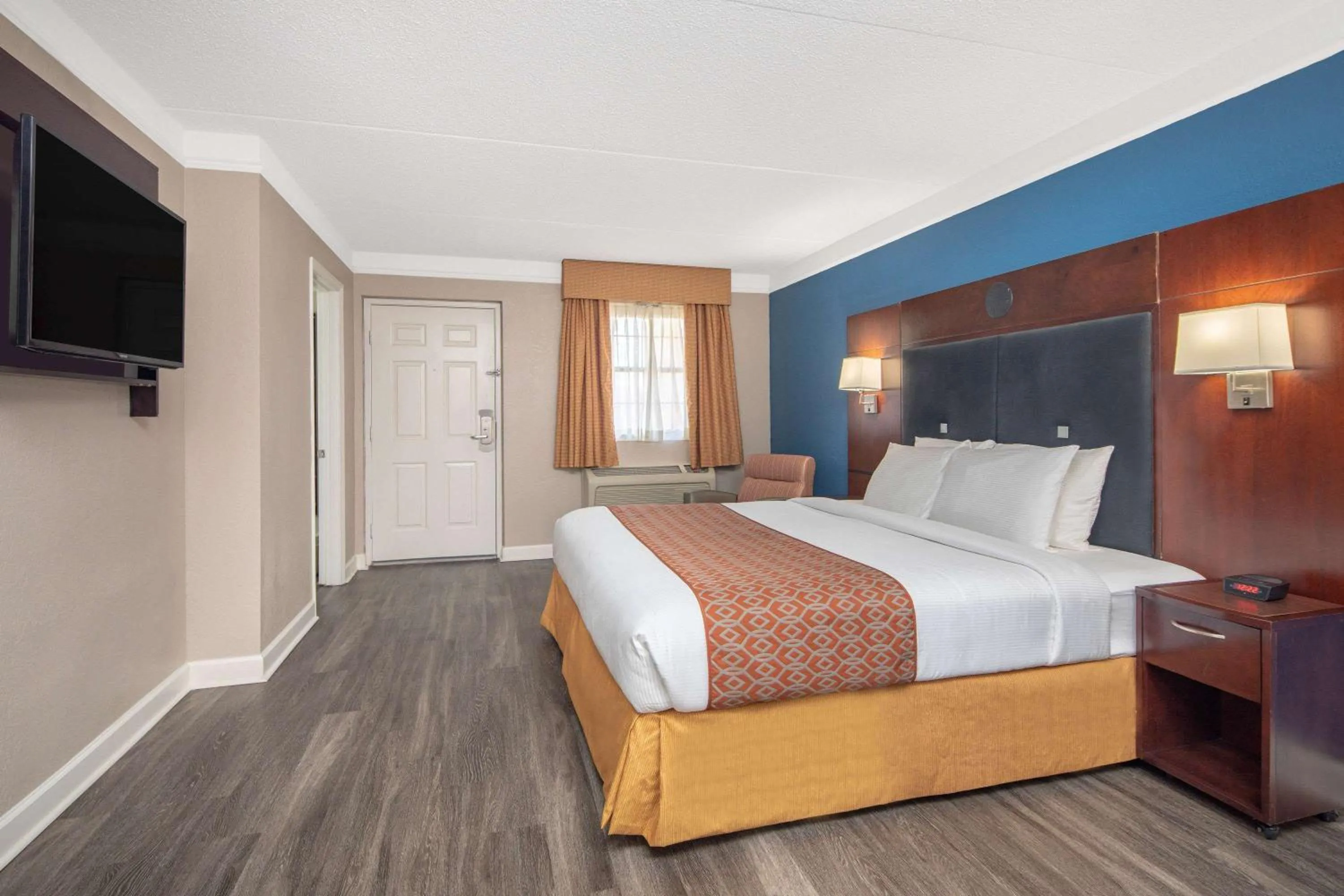 Photo of the whole room, Bed in Budget Inn & Suite Atlanta Marietta Stadium