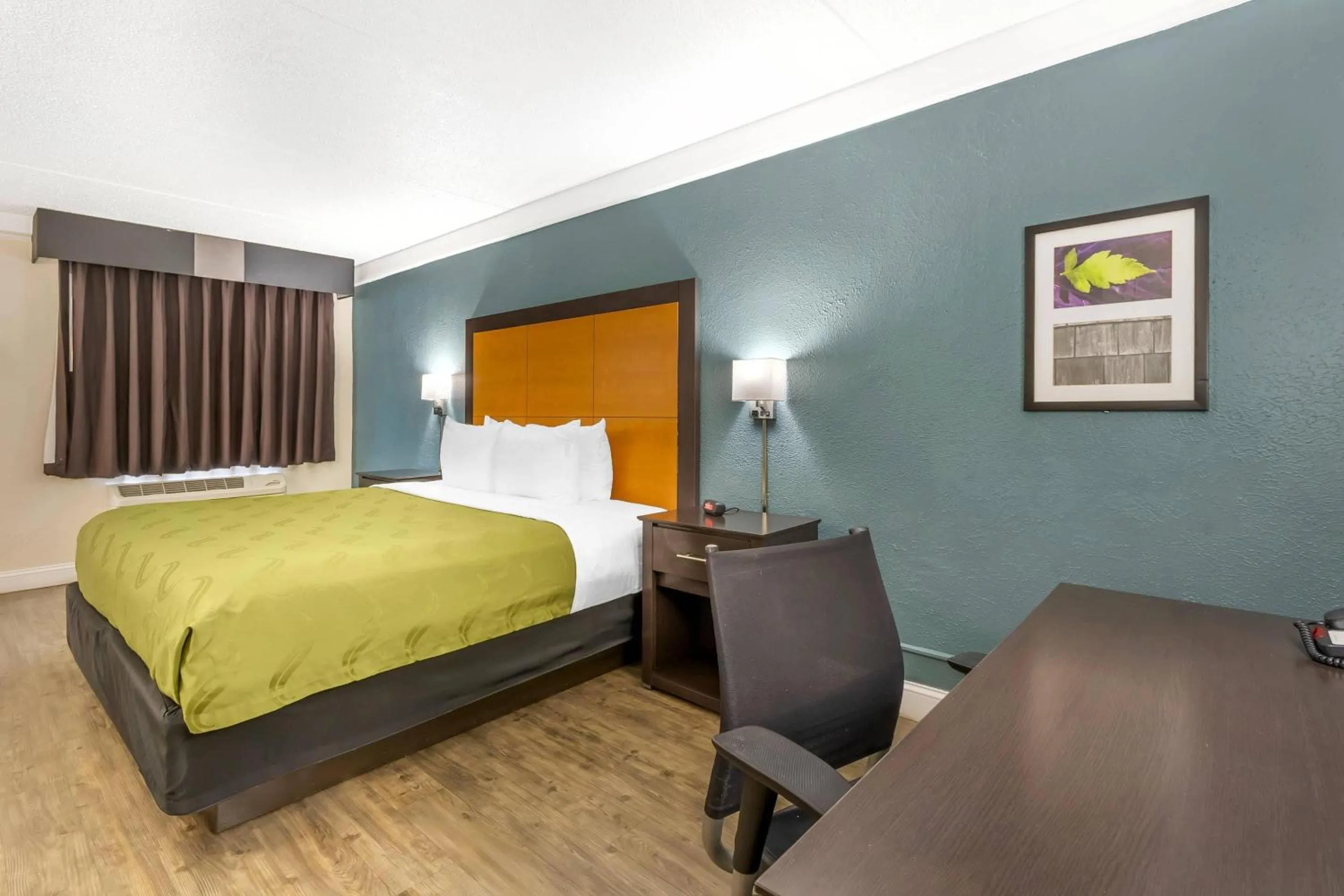 Bedroom, Bed in Quality Inn & Suites North Charleston - Ashley Phosphate