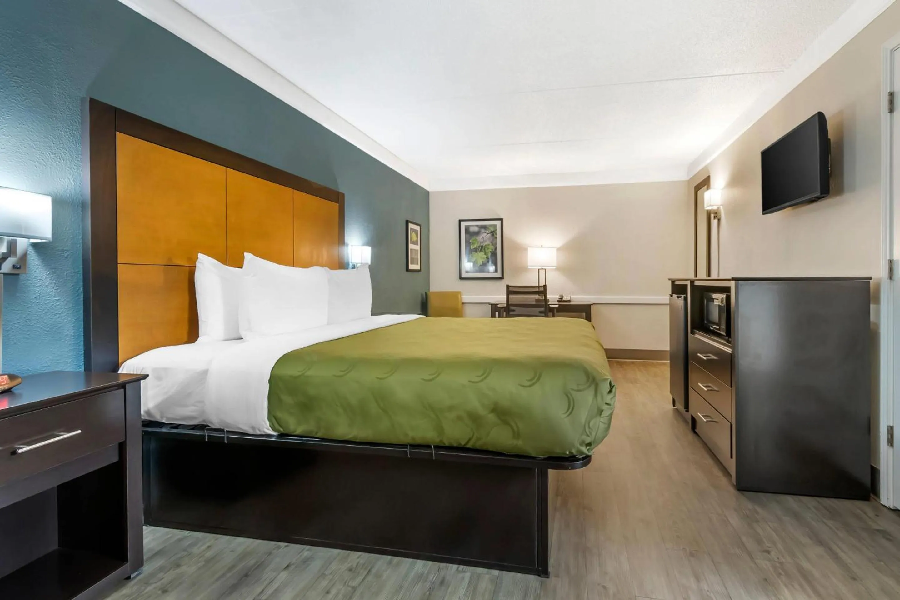 Bedroom, Bed in Quality Inn & Suites North Charleston - Ashley Phosphate