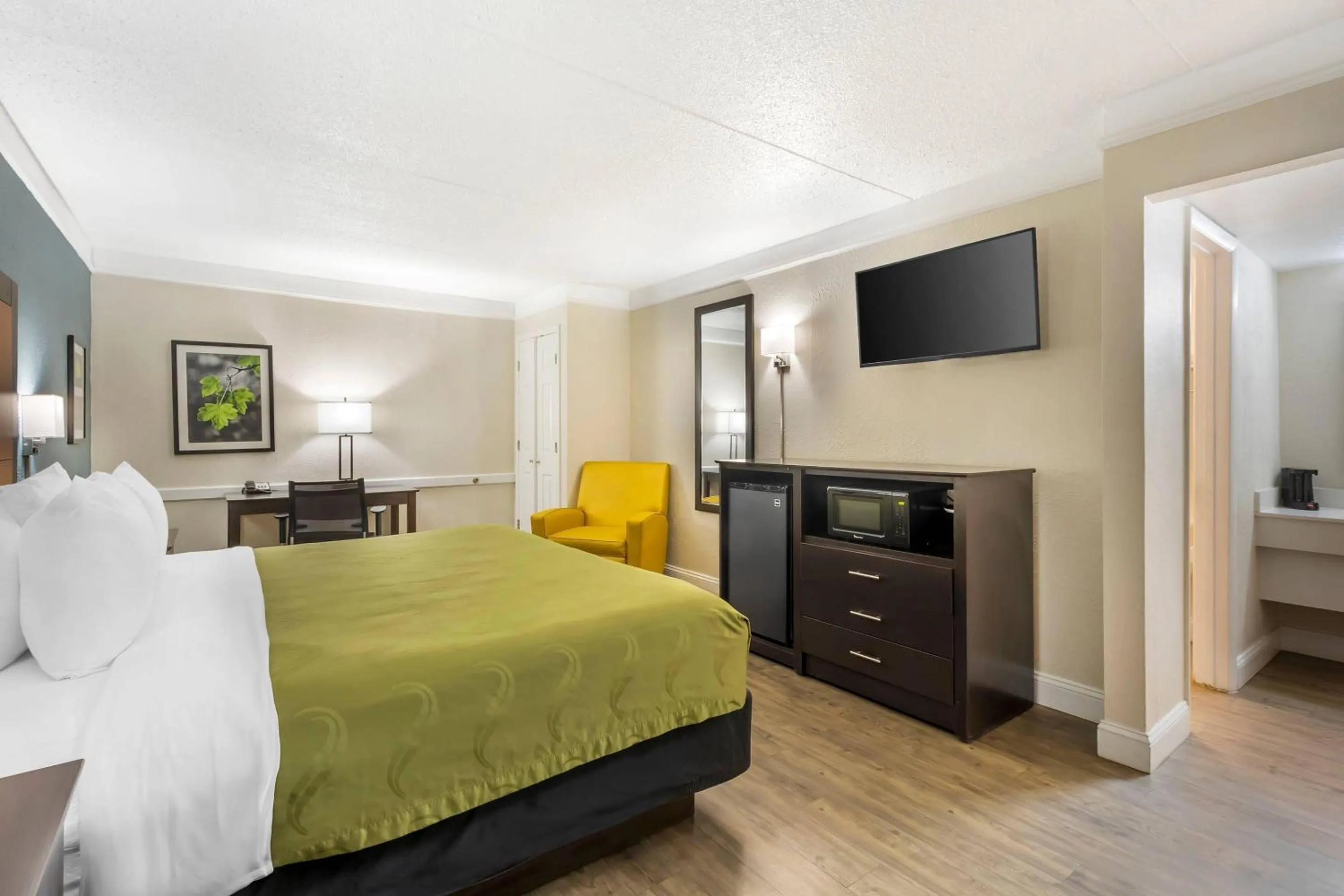 Bedroom, Bed in Quality Inn & Suites North Charleston - Ashley Phosphate