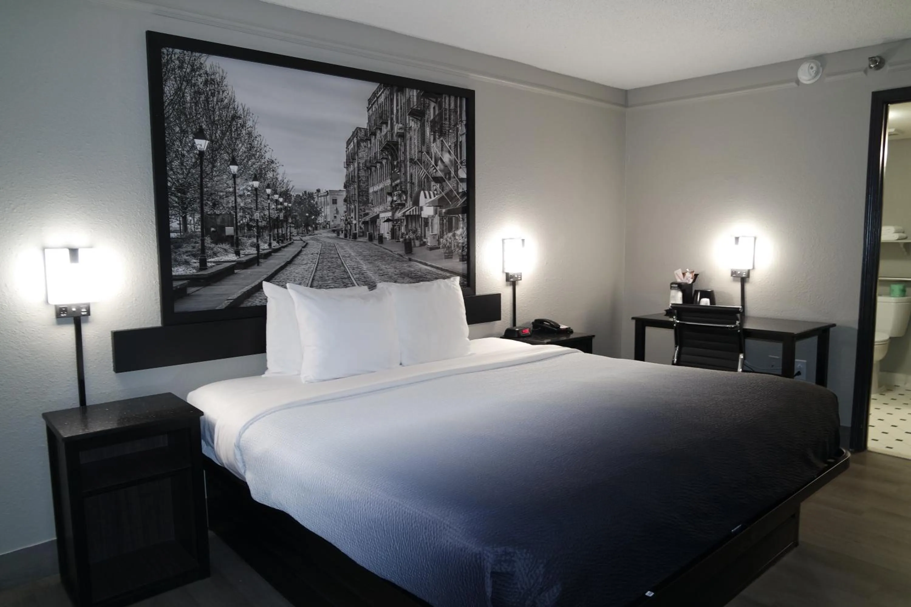 Bedroom, Bed in Super 8 by Wyndham Savannah