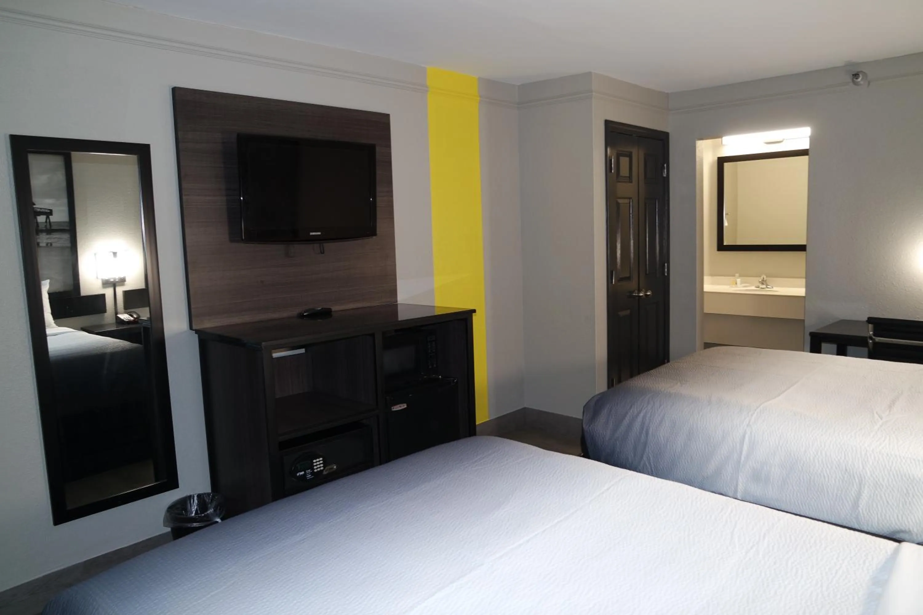 Bedroom, Bed in Super 8 by Wyndham Savannah