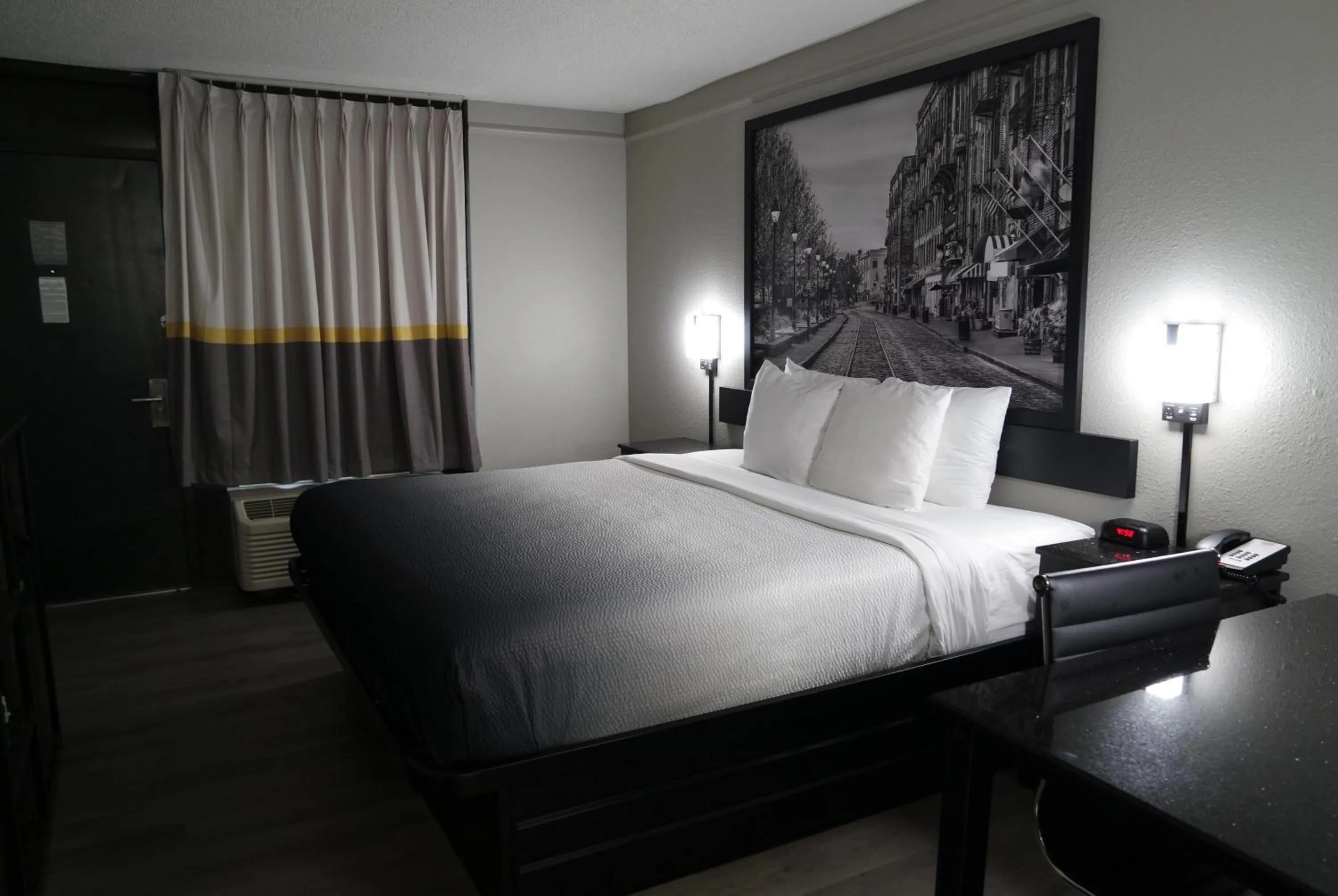 Photo of the whole room, Bed in Super 8 by Wyndham Savannah