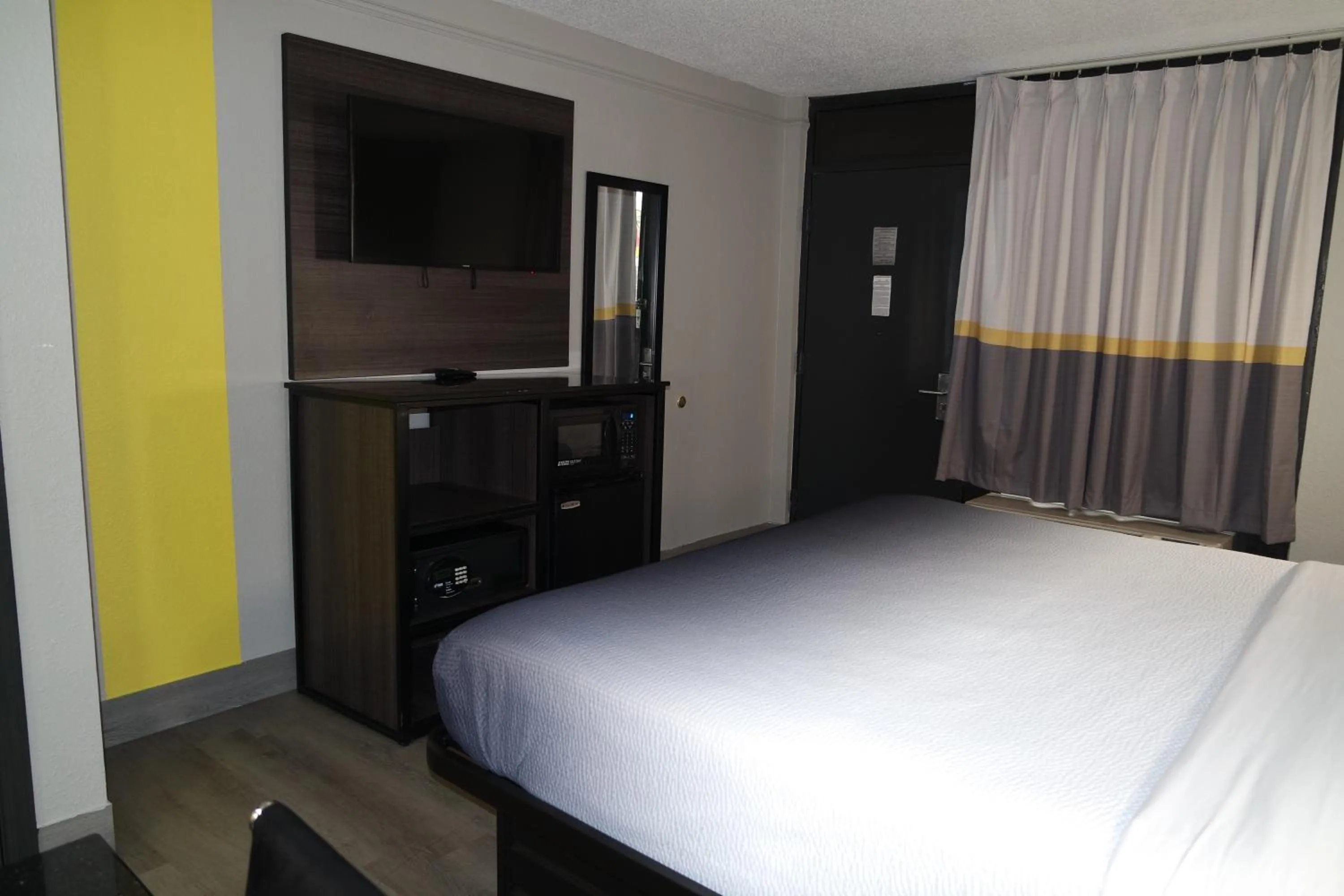 Bedroom, Bed in Super 8 by Wyndham Savannah