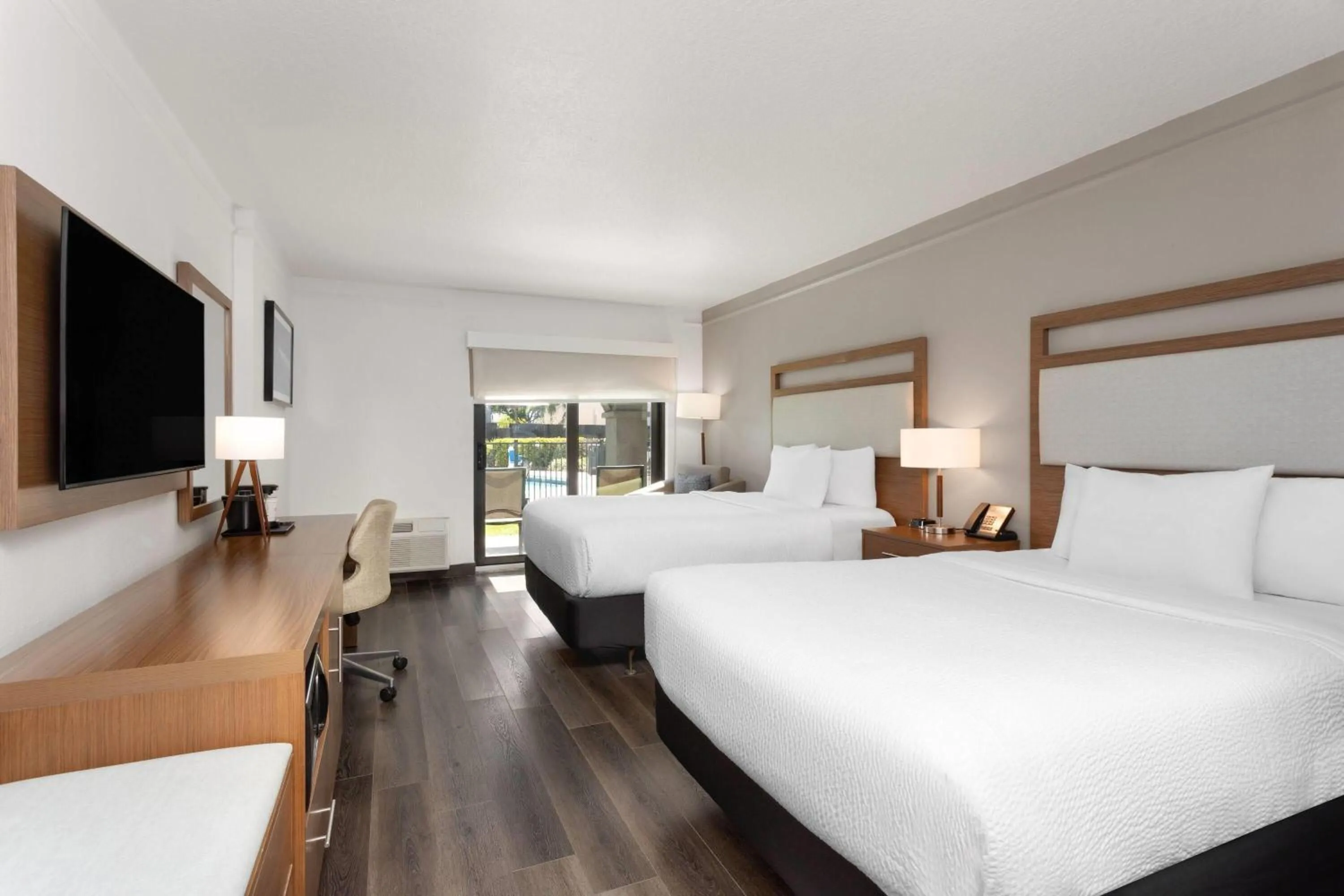 Photo of the whole room, Bed in La Quinta by Wyndham Ft Lauderdale Cypress Creek